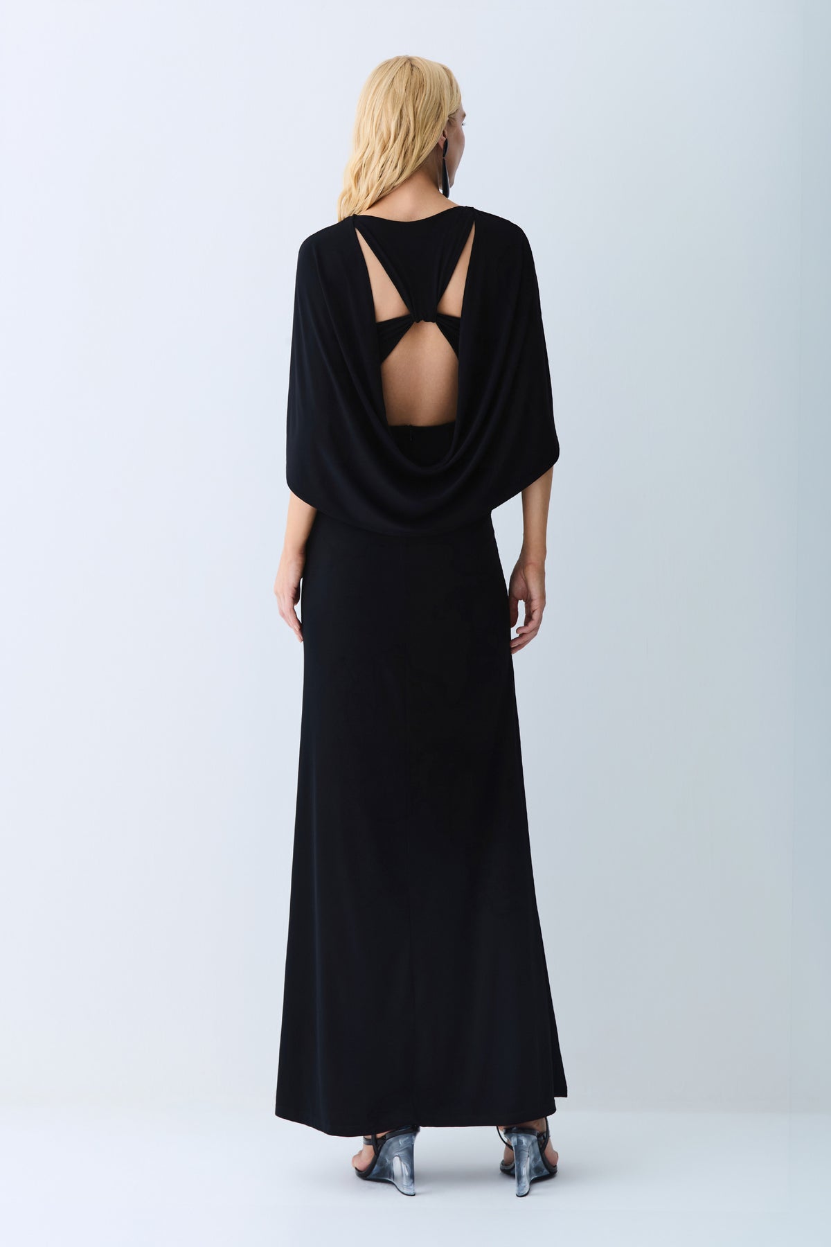 VESTIDO LONGO DECOTE V ABERTURA COSTAS E CAPA PRETO