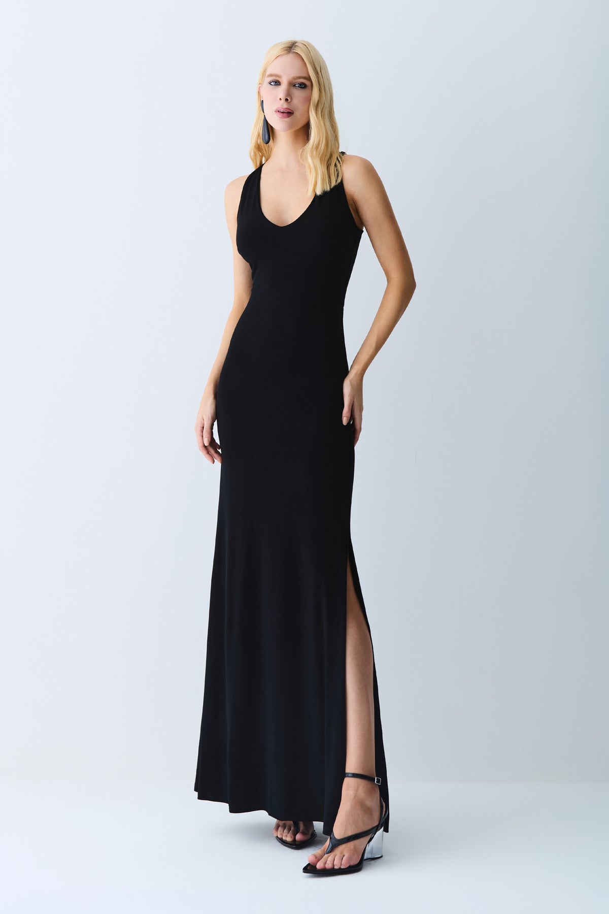 VESTIDO LONGO DECOTE V ABERTURA COSTAS E CAPA PRETO