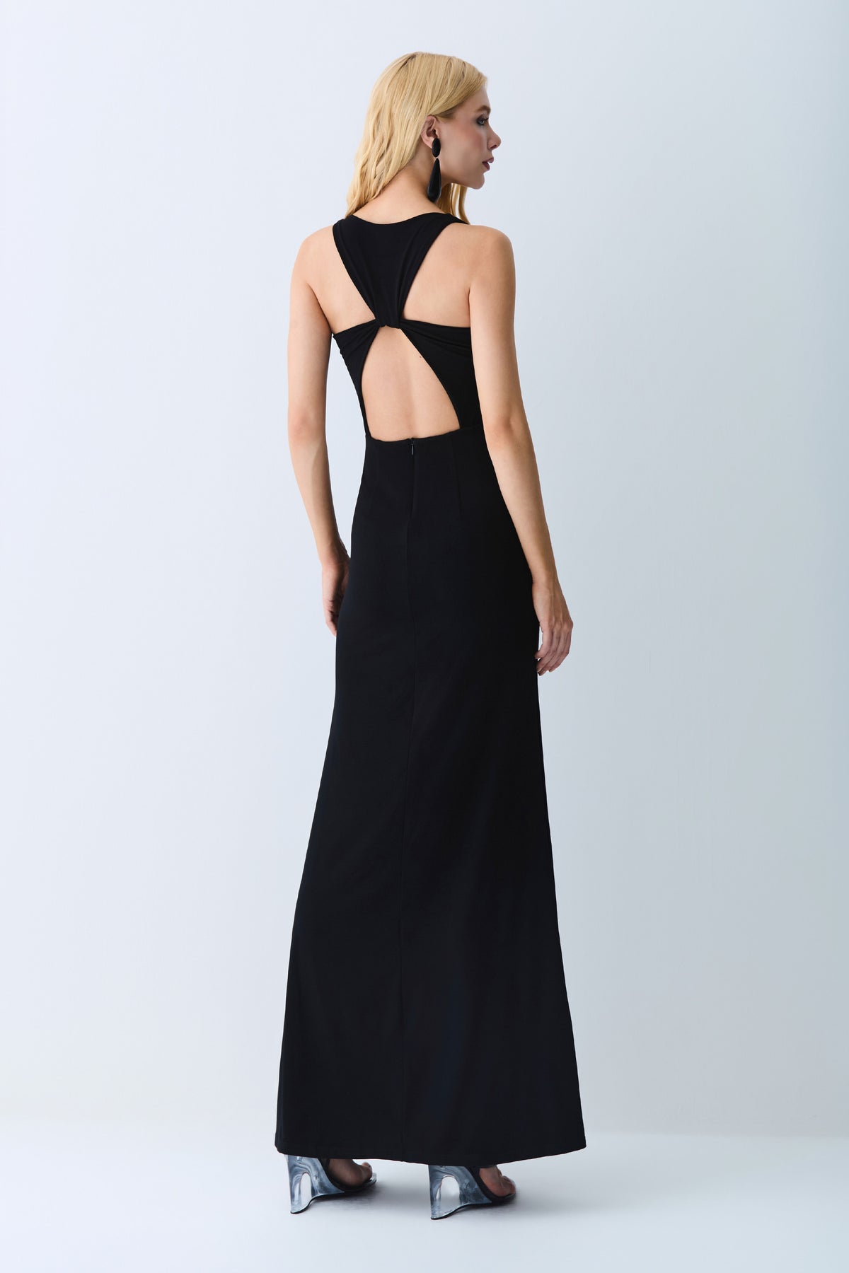 VESTIDO LONGO DECOTE V ABERTURA COSTAS E CAPA PRETO
