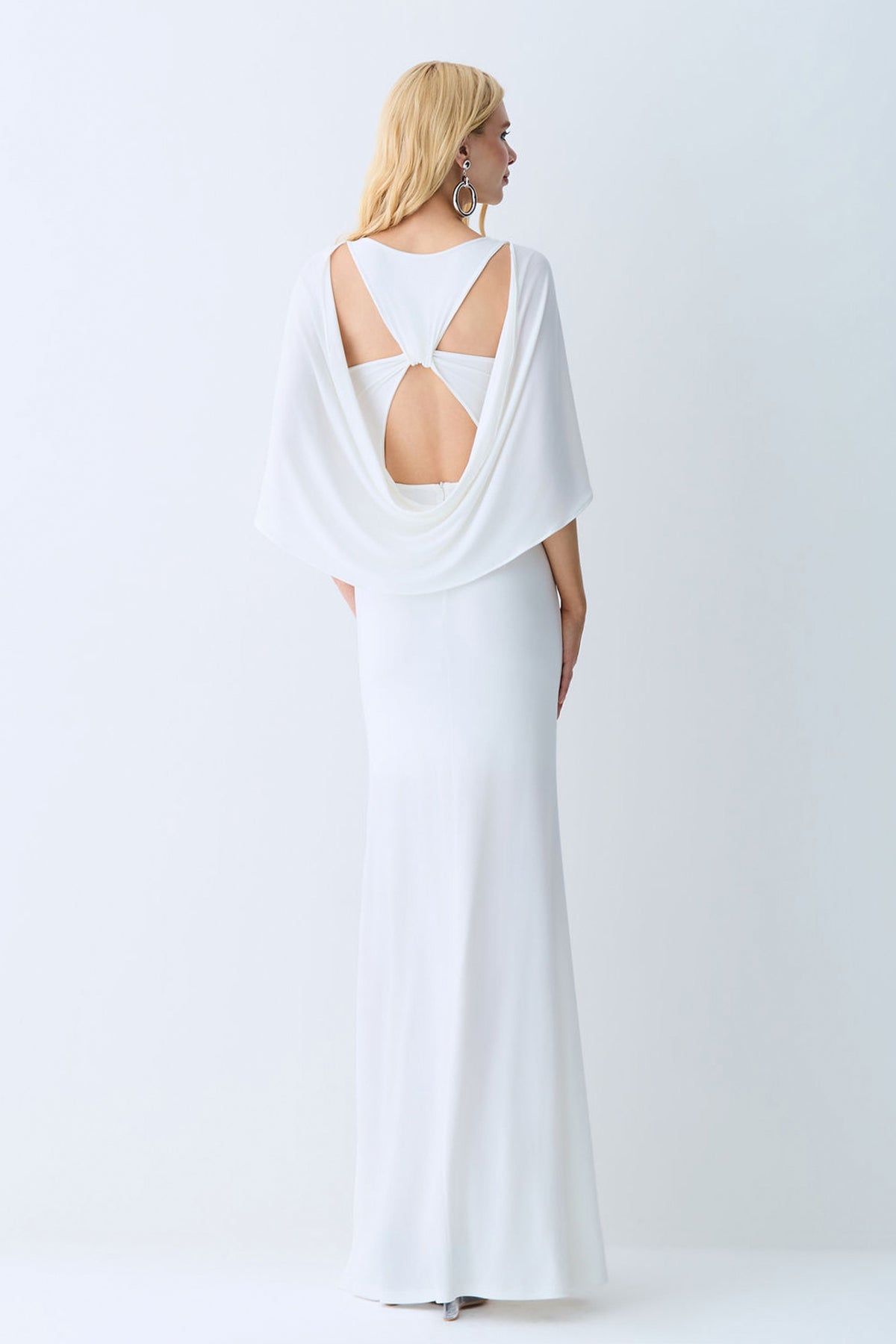 VESTIDO LONGO DECOTE V ABERTURA COSTAS E CAPA OFF WHITE