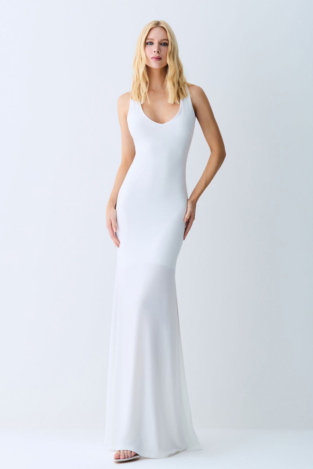 VESTIDO LONGO DECOTE V ABERTURA COSTAS E CAPA OFF WHITE