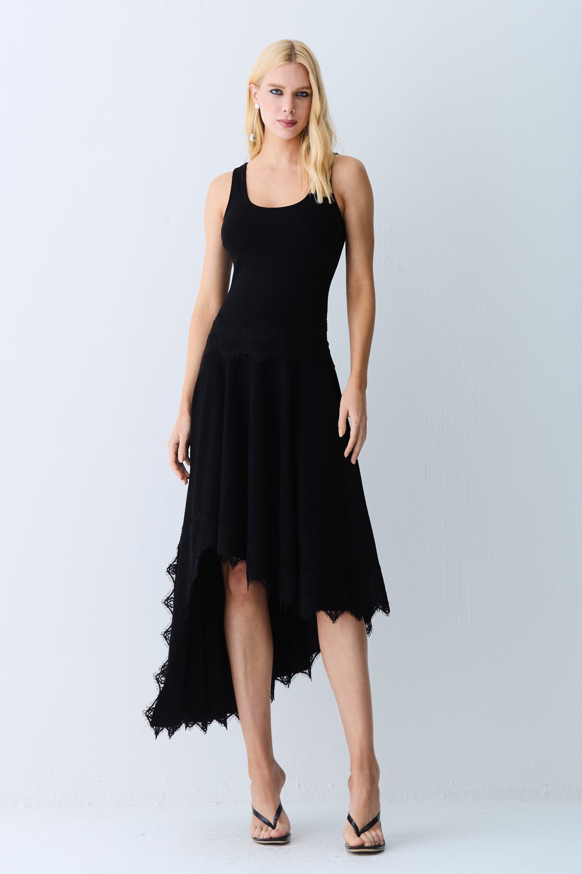 VESTIDO MIDI REGATA BARRA ASSIMETRICA DETALHES RENDA PRETO