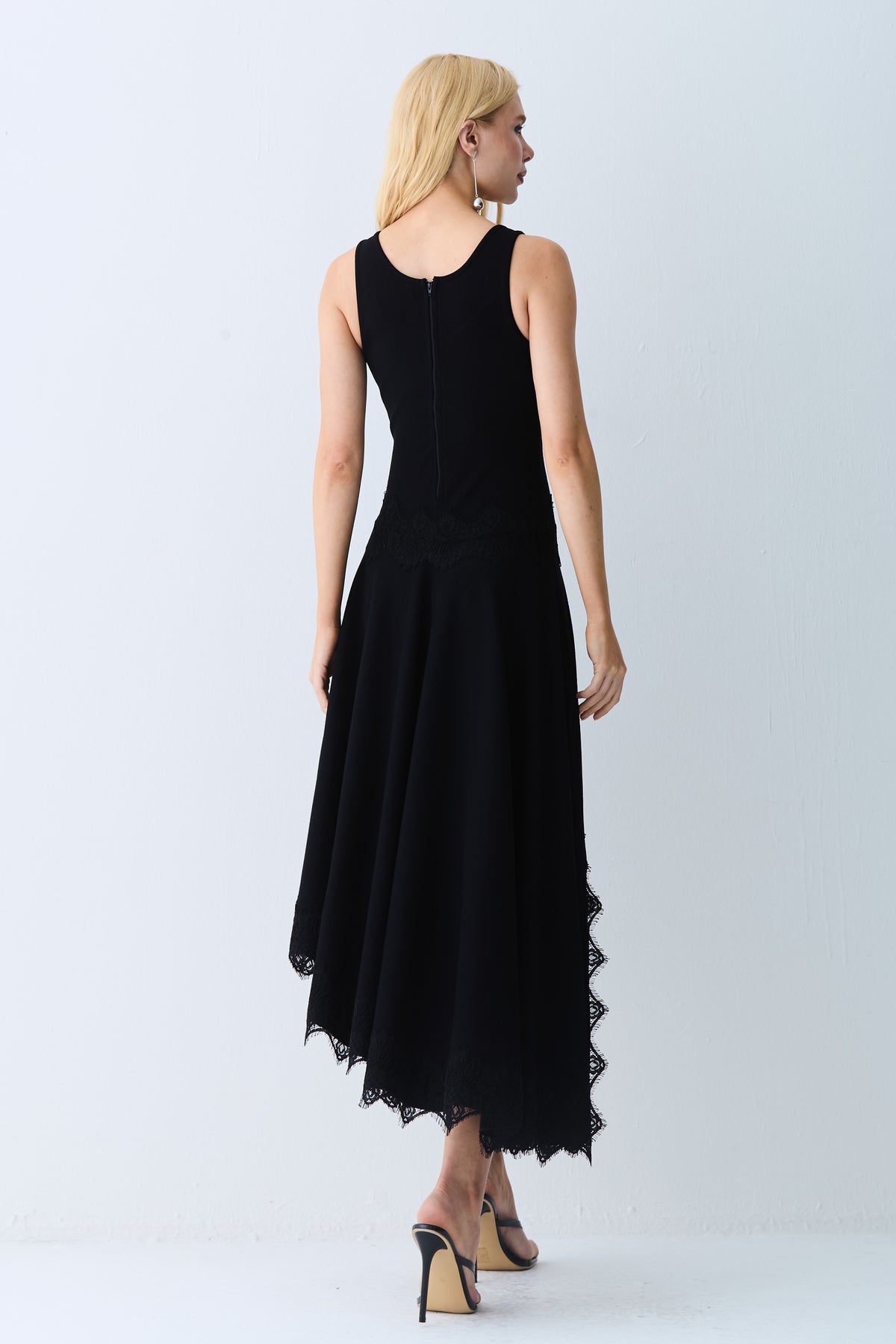 VESTIDO MIDI REGATA BARRA ASSIMETRICA DETALHES RENDA PRETO