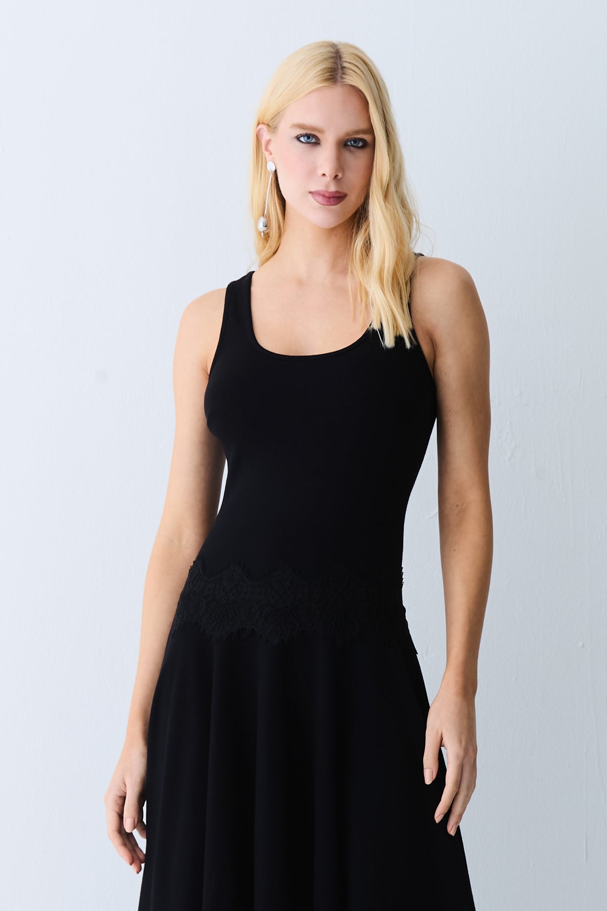 VESTIDO MIDI REGATA BARRA ASSIMETRICA DETALHES RENDA PRETO