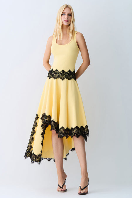 VESTIDO MIDI REGATA BARRA ASSIMETRICA DETALHES RENDA AMARELO MANTEIGA