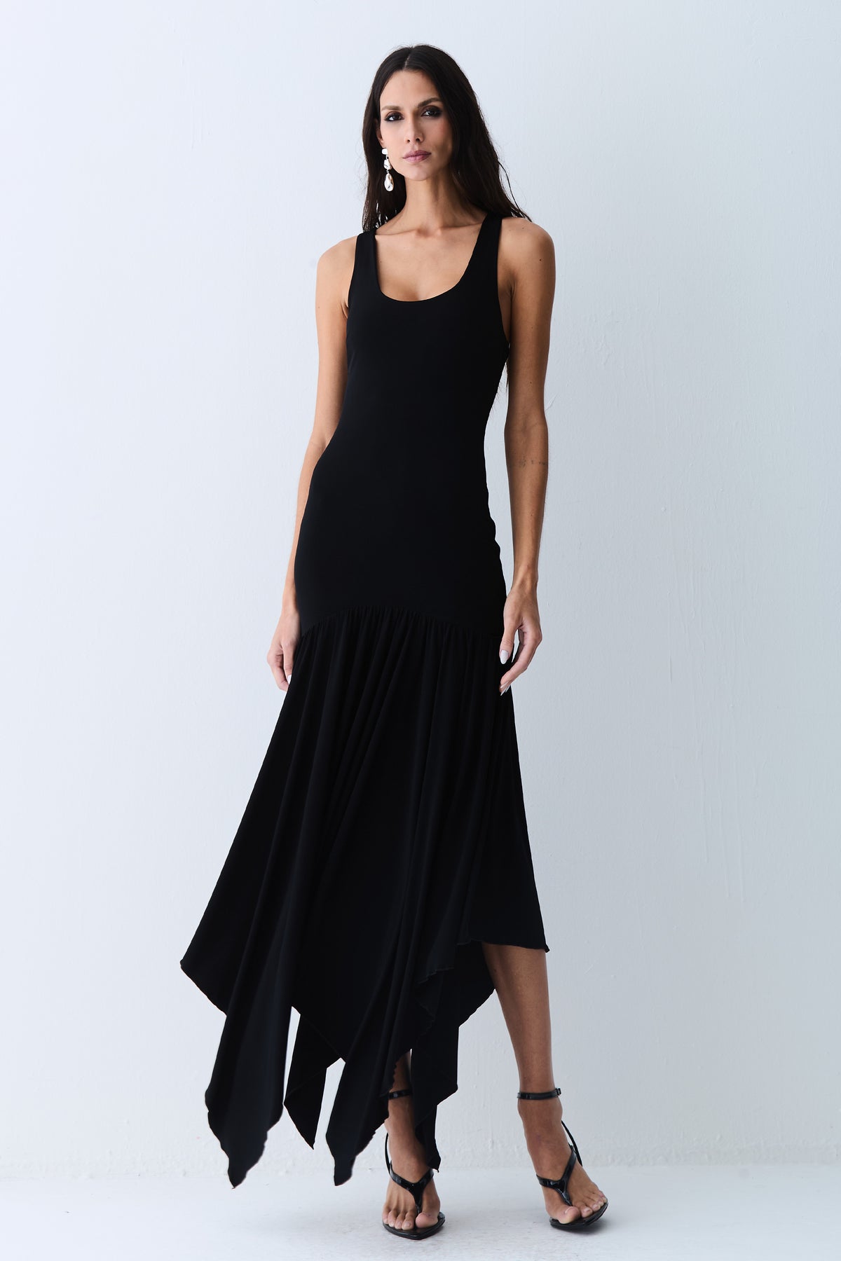 VESTIDO MIDI ABERTURA NAS COSTAS E ASSIMETRIA NA SAIA PRETO