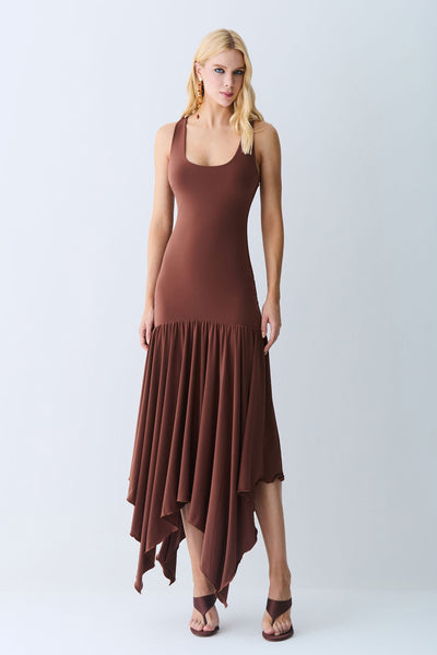 VESTIDO MIDI ABERTURA NAS COSTAS E ASSIMETRIA NA SAIA MARROM