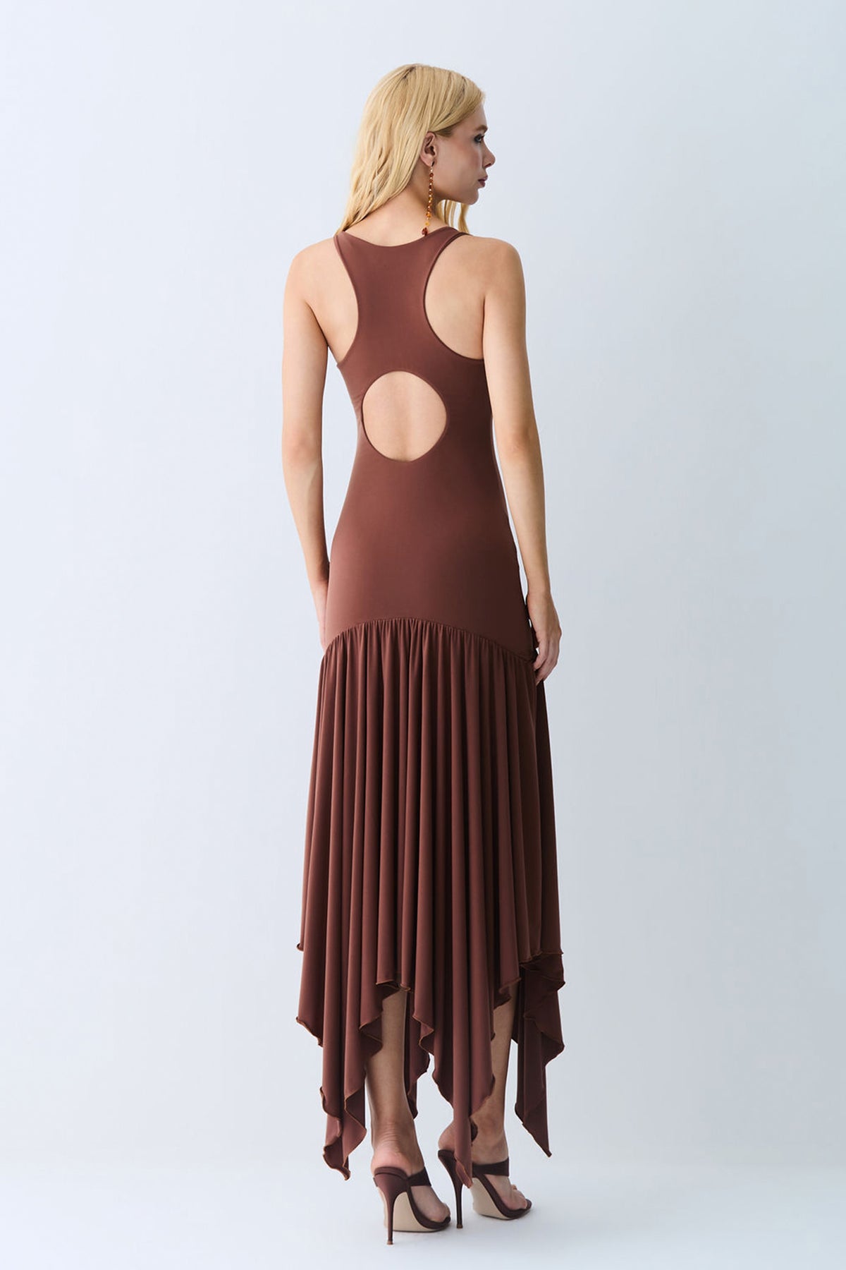 VESTIDO MIDI ABERTURA NAS COSTAS E ASSIMETRIA NA SAIA MARROM