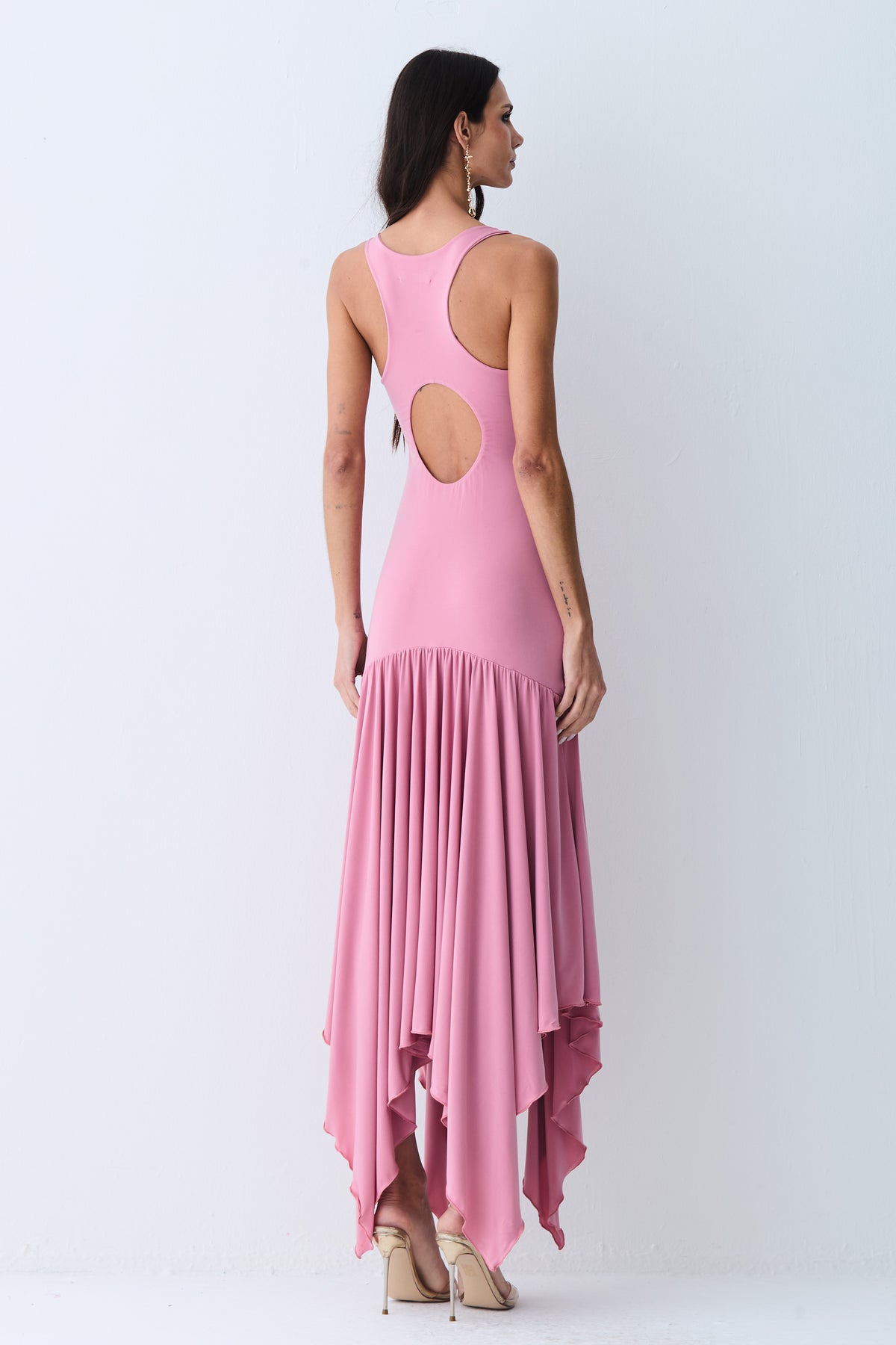 VESTIDO MIDI ABERTURA NAS COSTAS E ASSIMETRIA NA SAIA ROSA ANTIGO