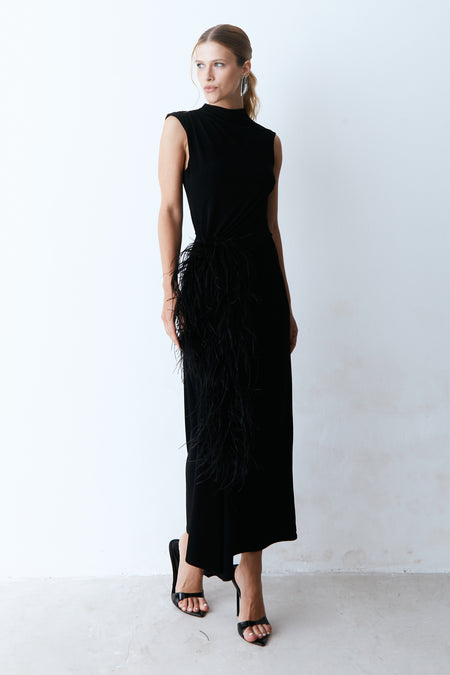 VESTIDO MIDI FRANZIDO OMBRO E LATERAL COM PLUMAS PRETO