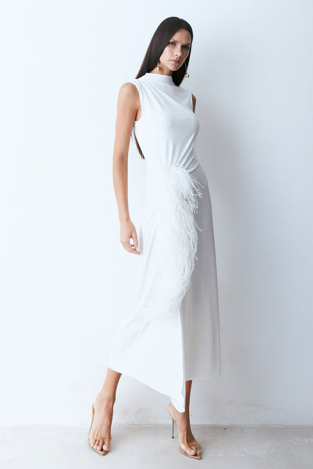 VESTIDO MIDI FRANZIDO OMBRO E LATERAL COM PLUMAS OFF WHITE