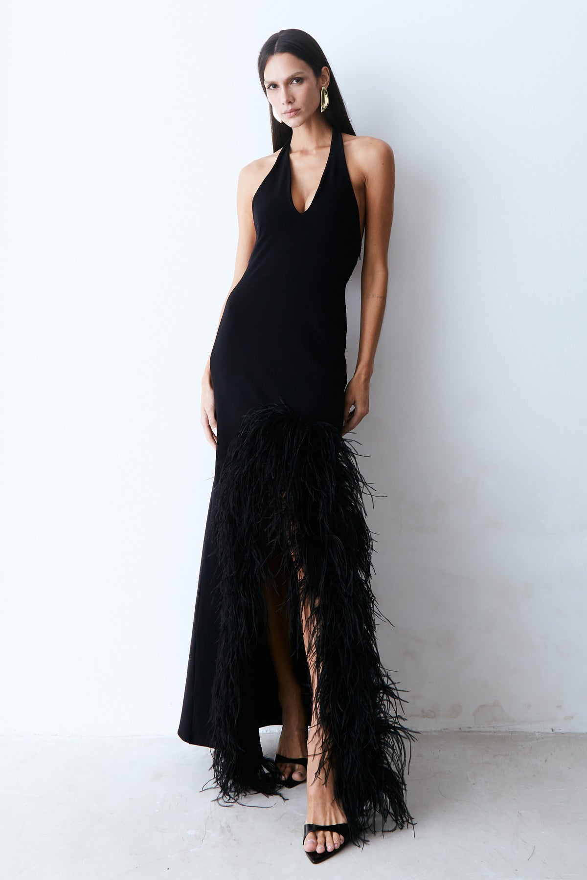 VESTIDO LONGO FRENTE UNICA AMARRACAO PESCOCO E PLUMAS PRETO