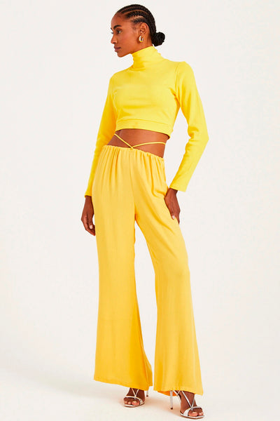 CALÇA RETA COM AMARRAÇÃO NO CÓS AMARELO
