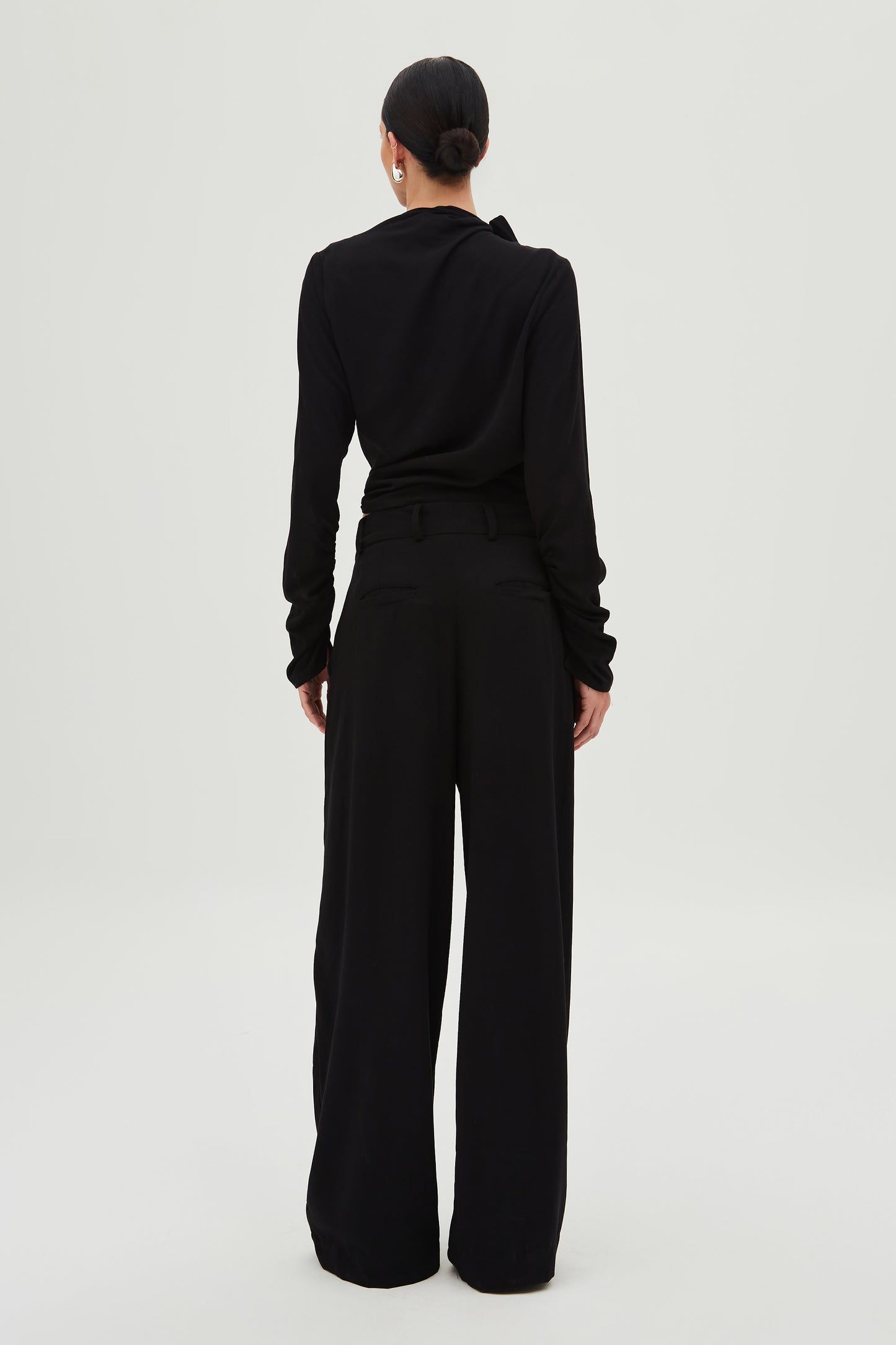 CALÇA PANTALONA ALFAIATARIA COM PREGAS E BOTÃO FORRADO PRETO