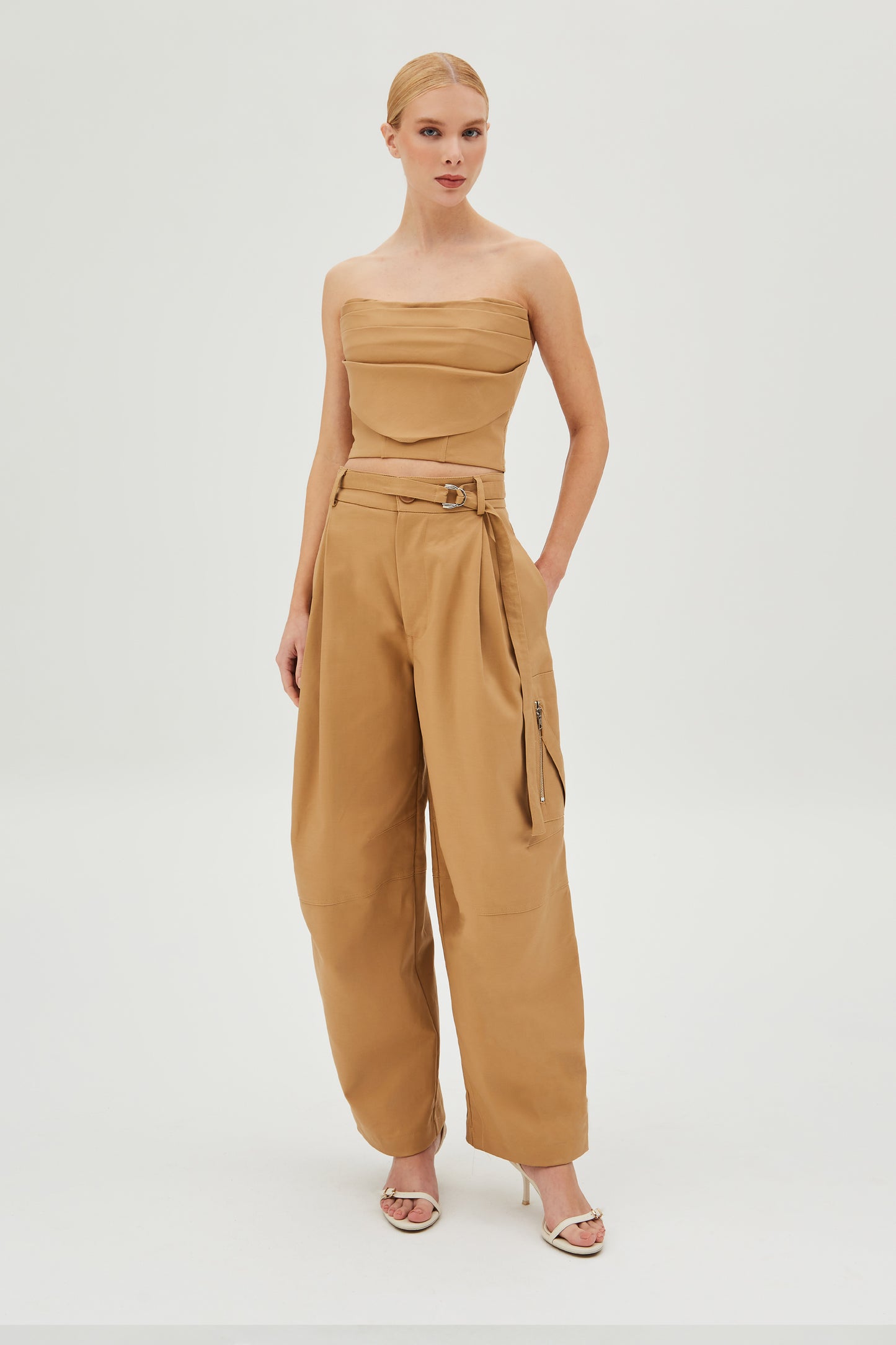 CALÇA CARGO COM CINTO E ZIPERES DE METAL KAKI