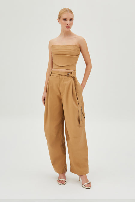 CALÇA CARGO COM CINTO E ZIPERES DE METAL KAKI