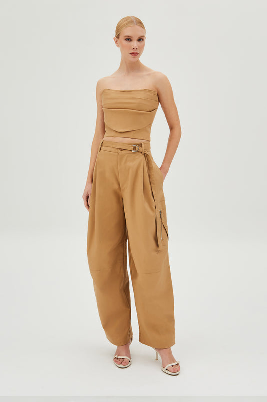 CALÇA CARGO COM CINTO E ZIPERES DE METAL KAKI