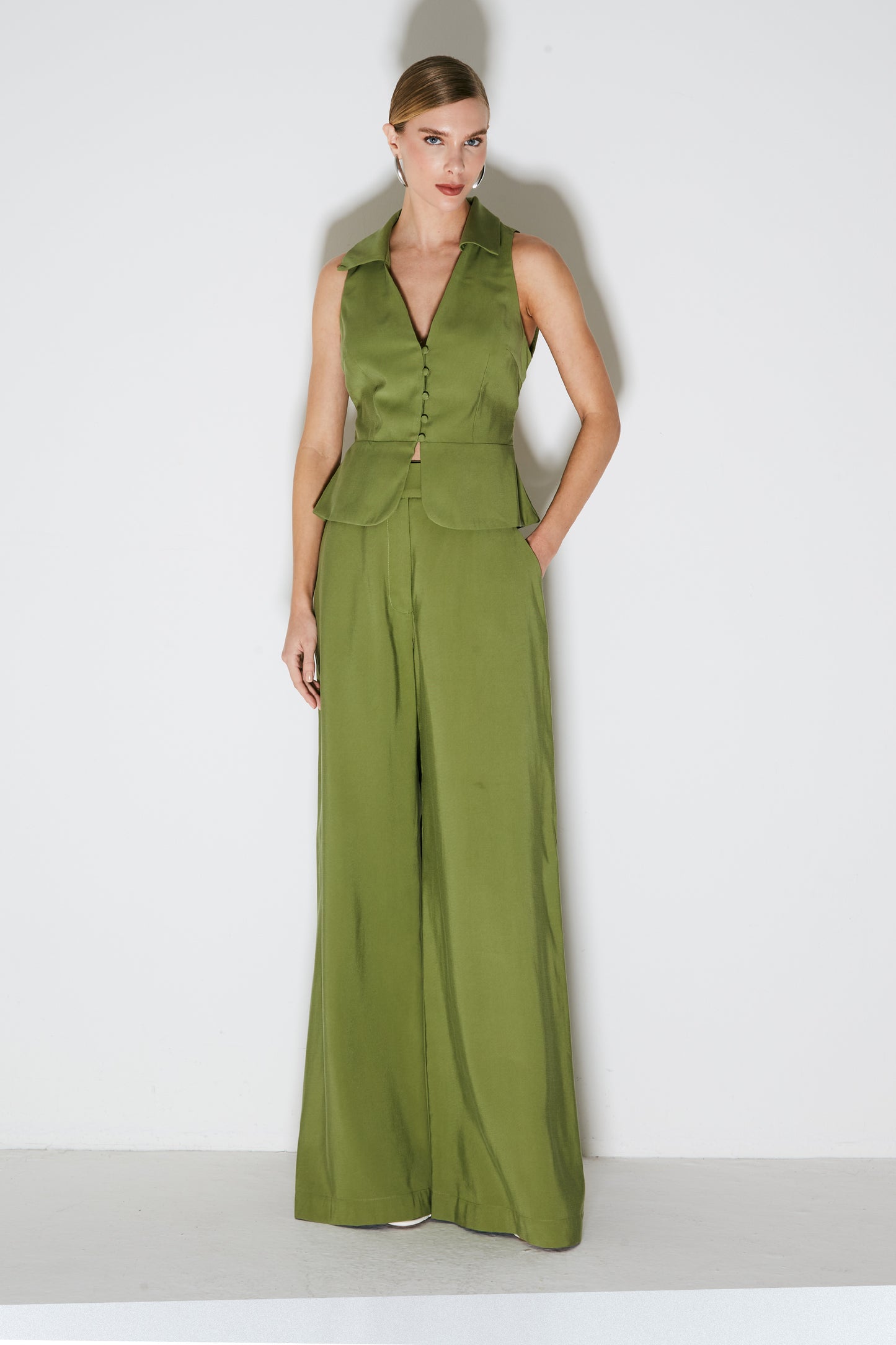 CALCA PANTALONA ALFAIATARIA COM COS TRANSPASSADO VERDE MOSS