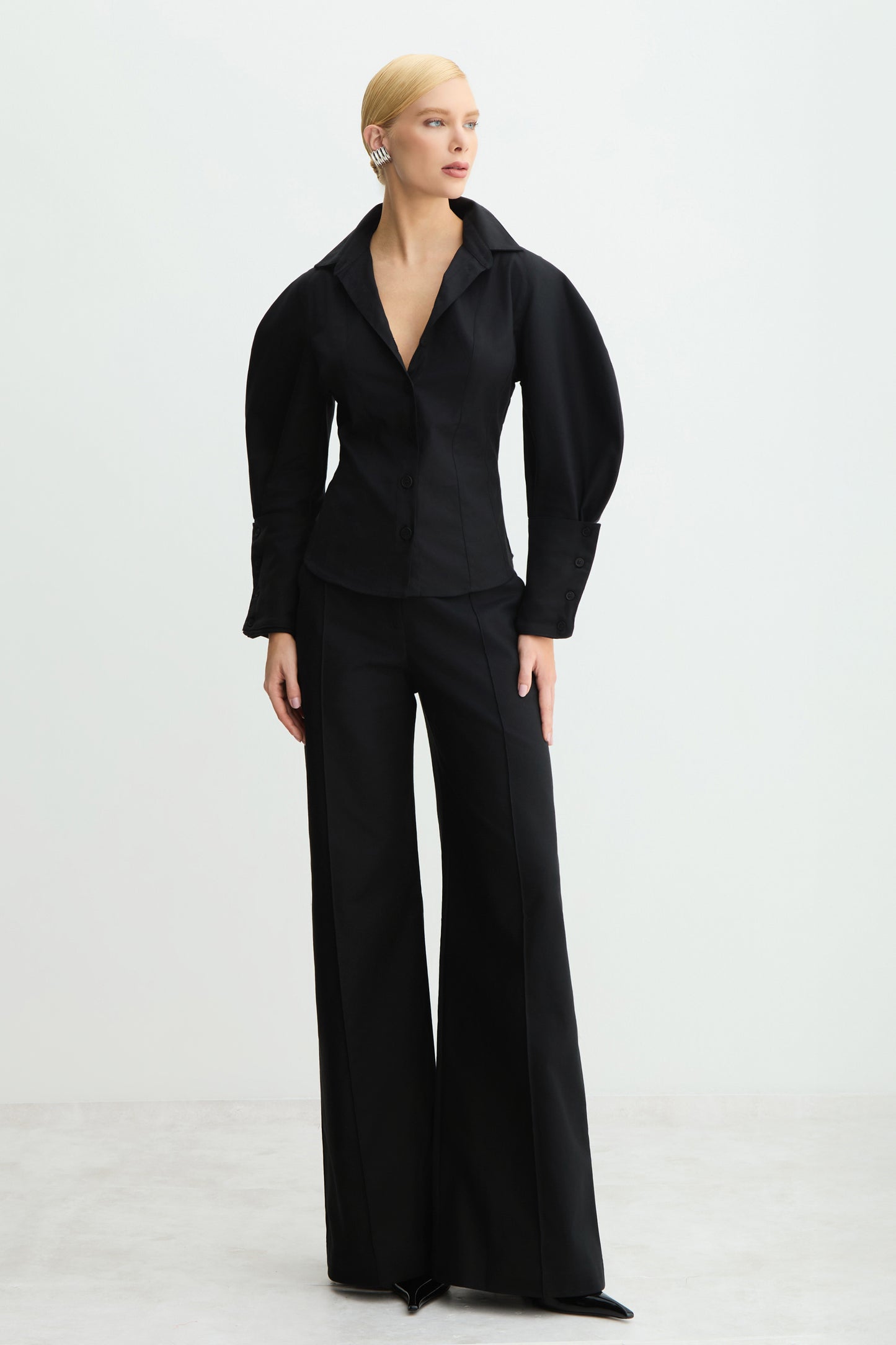 CALÇA PANTALONA ESTRUTURADA COM FRISOS PRETO