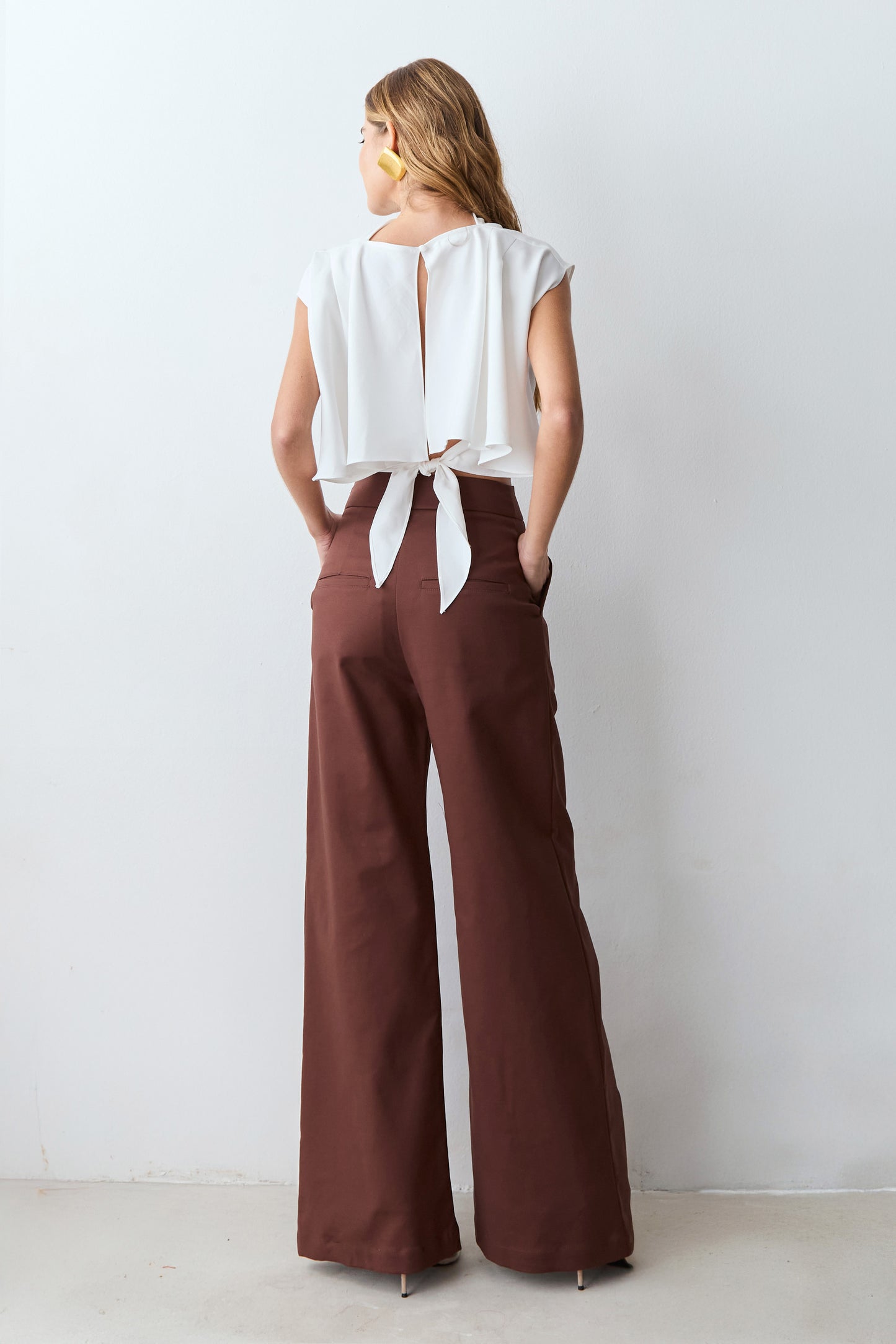 CALÇA PANTALONA ESTRUTURADA COM FRISOS PRETO MARROM ESCURO