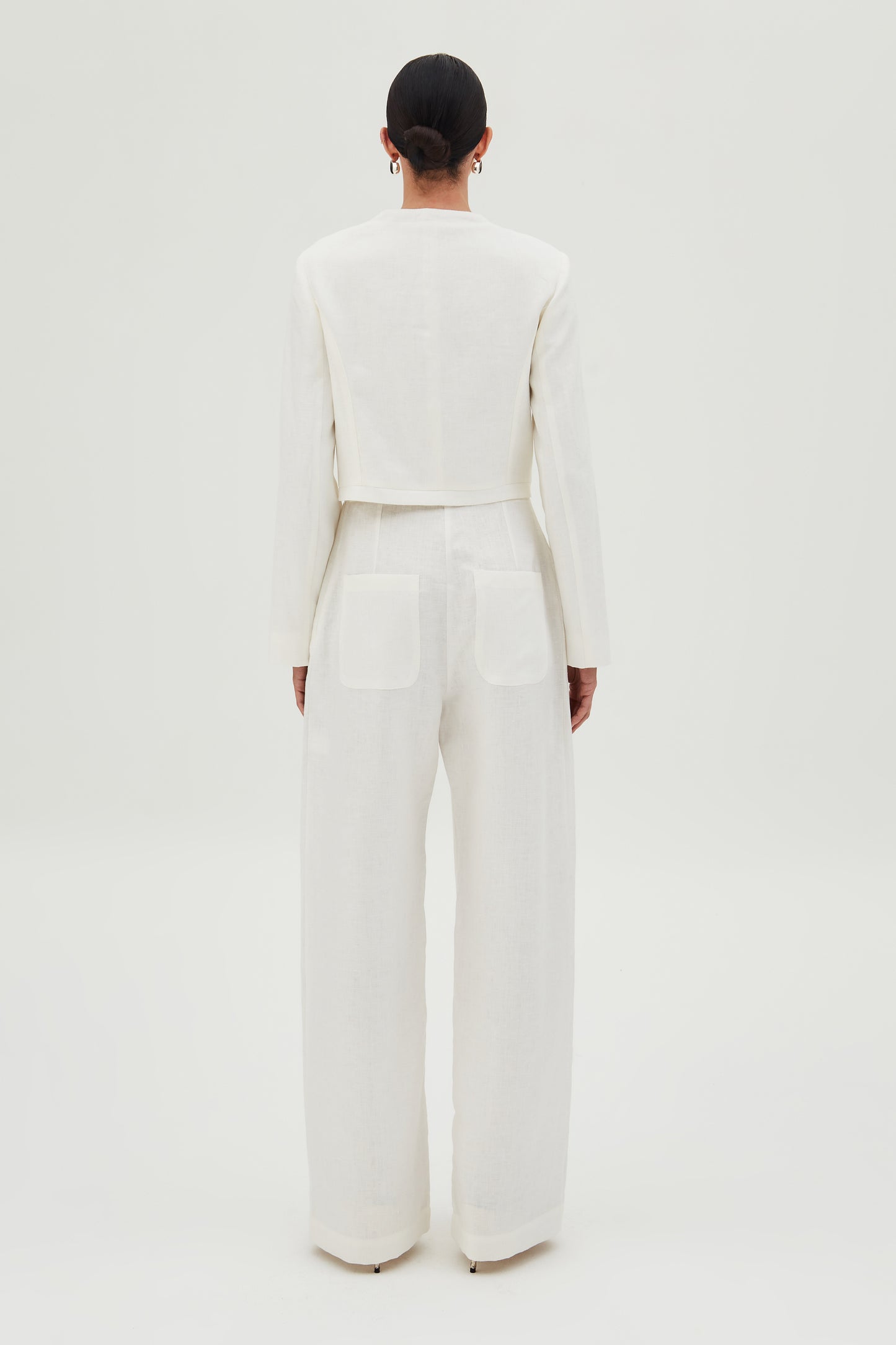 CALÇA RETA COM FRISOS E BOLSOS FRONTAL BRANCO