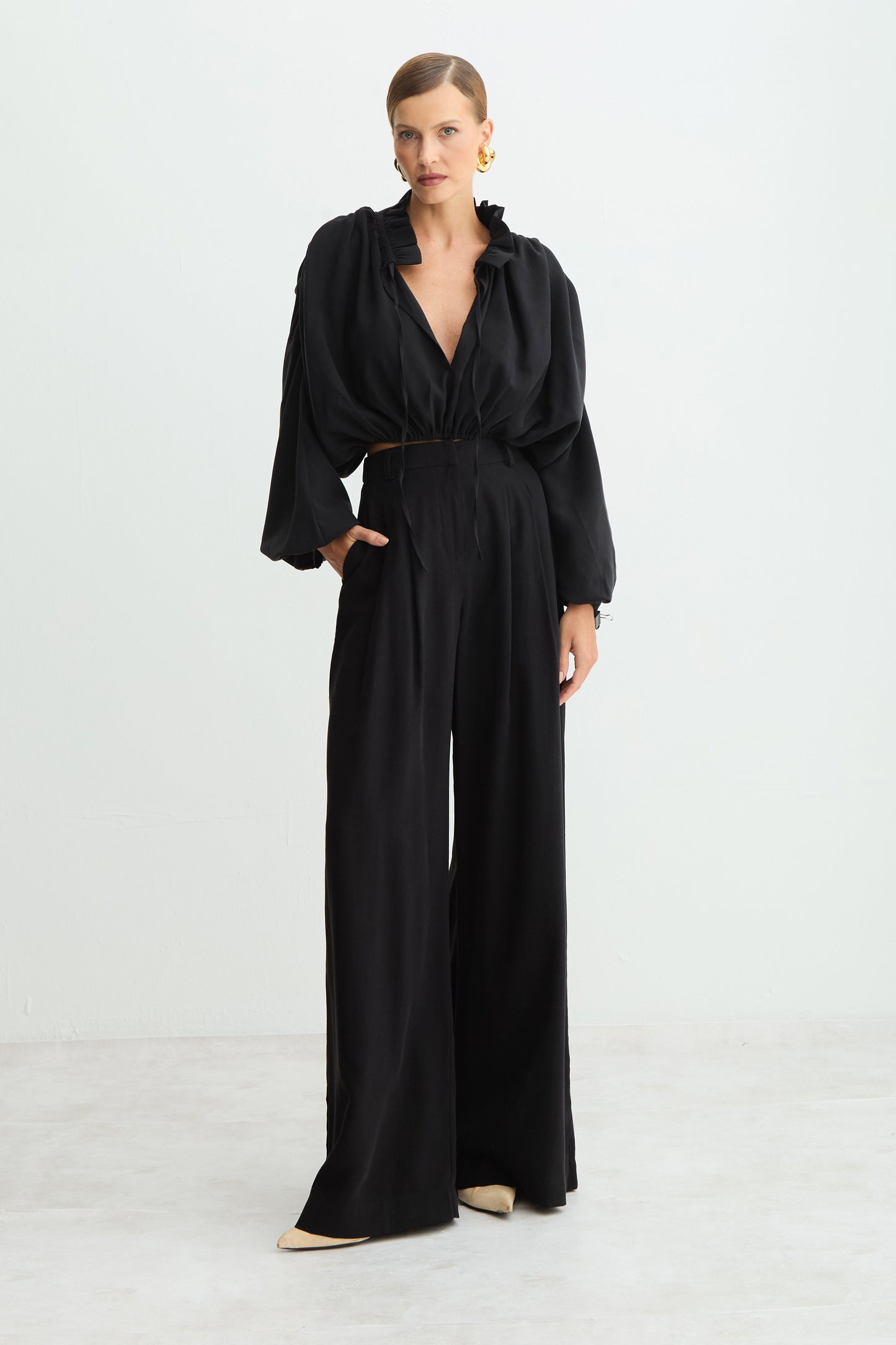 BLUSA MANGA LONGA CAIMENTO BUFANTE CORPO E MANGAS PRETO