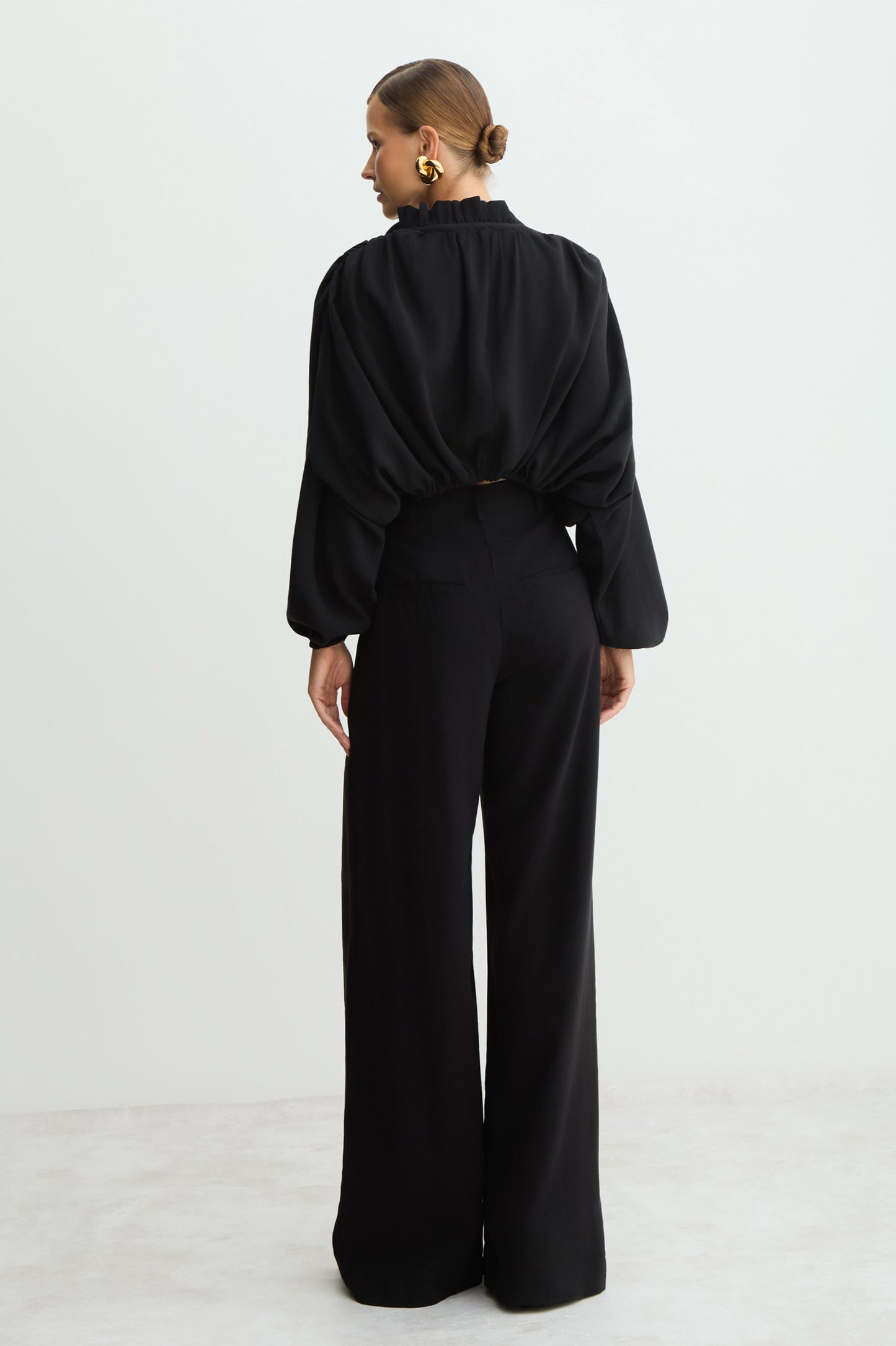 CALCA PANTALONA FLUIDA COM DUAS PREGAS FRENTE PRETO