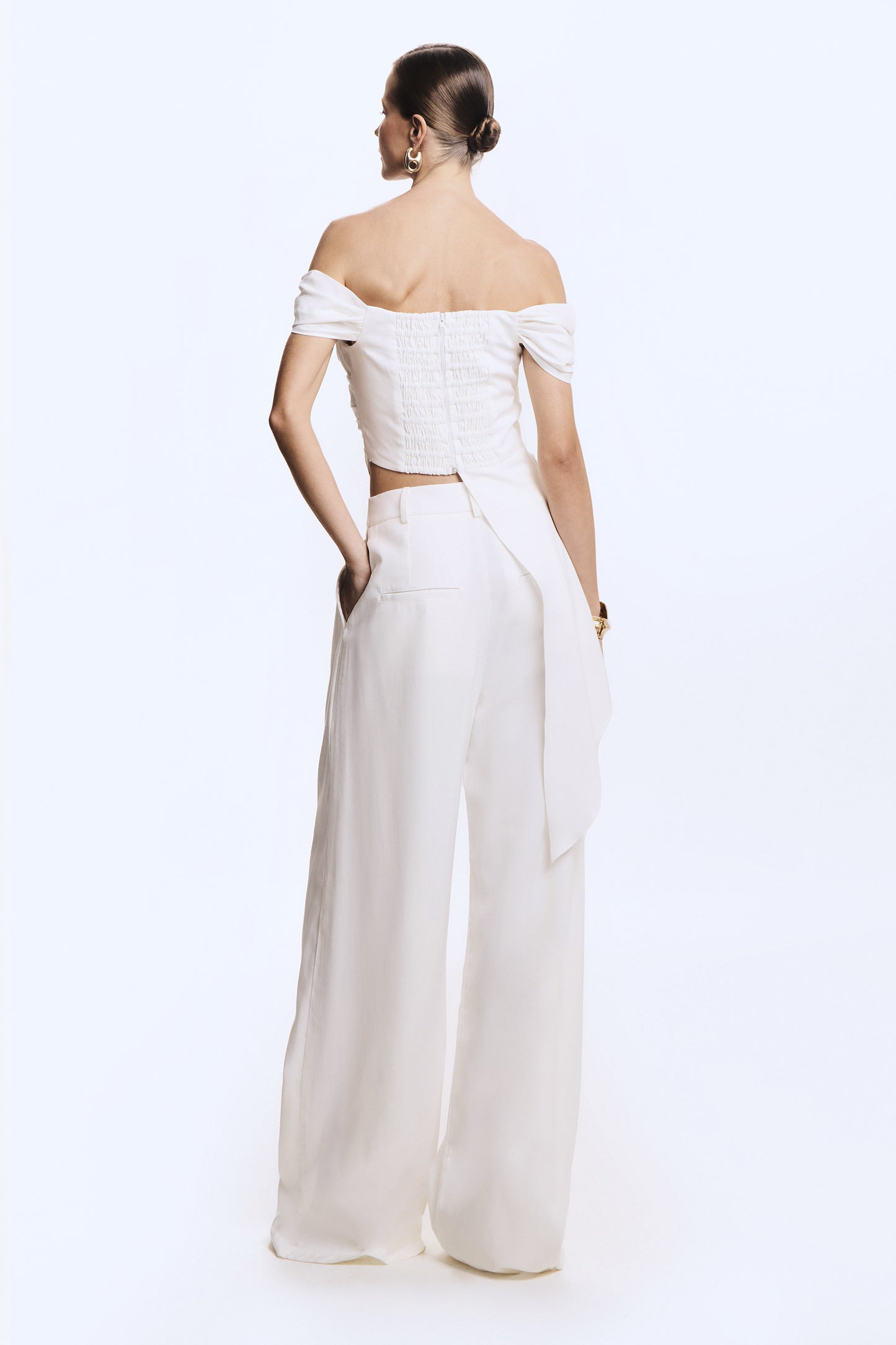 CALCA PANTALONA FLUIDA COM DUAS PREGAS FRENTE OFF WHITE