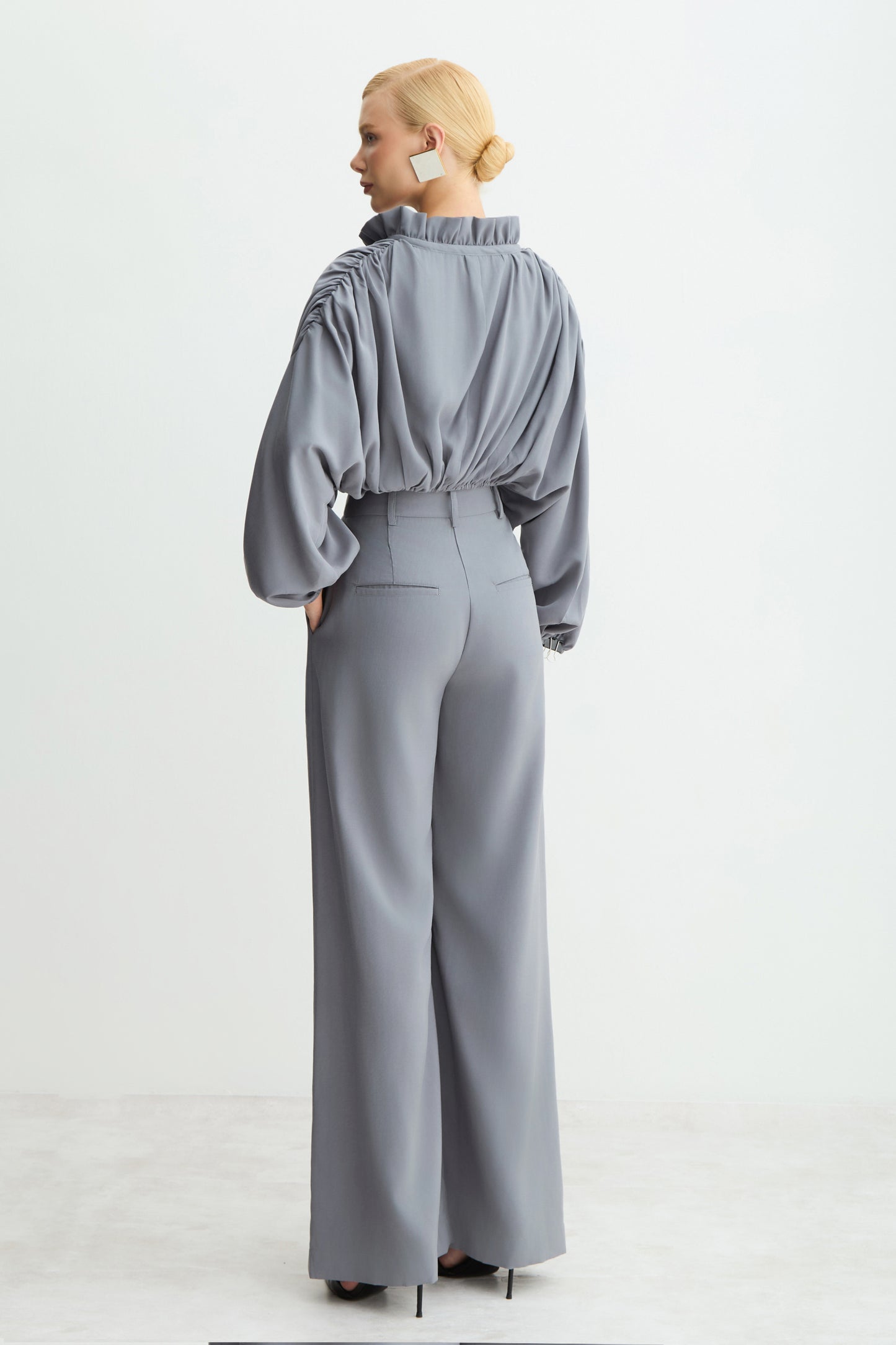 CALCA PANTALONA FLUIDA COM DUAS PREGAS FRENTE CINZA