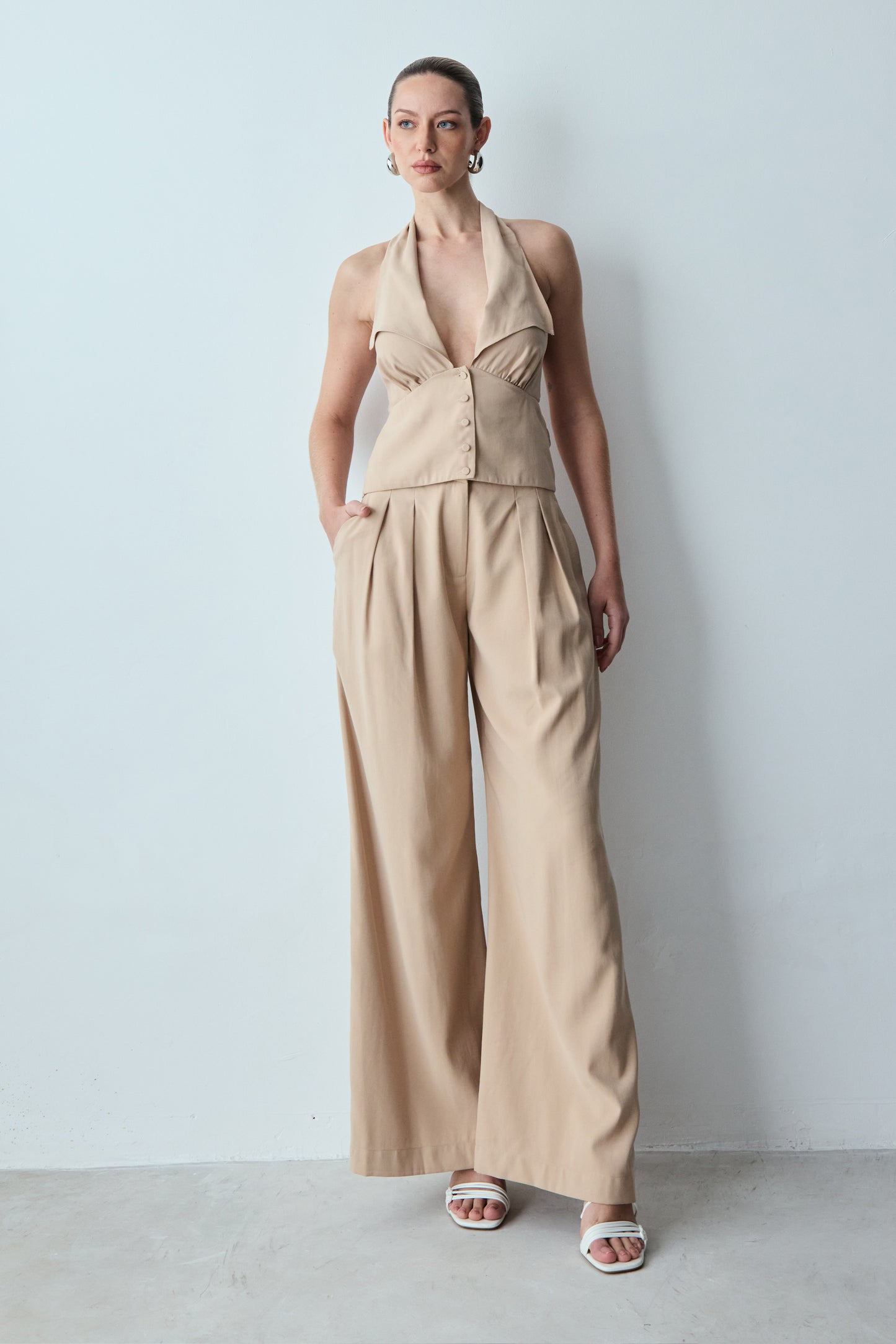 BLUSA FRENTE UNICA AMARRACAO PESCOCO E BOTOES FRONTAL KAKI CLARO