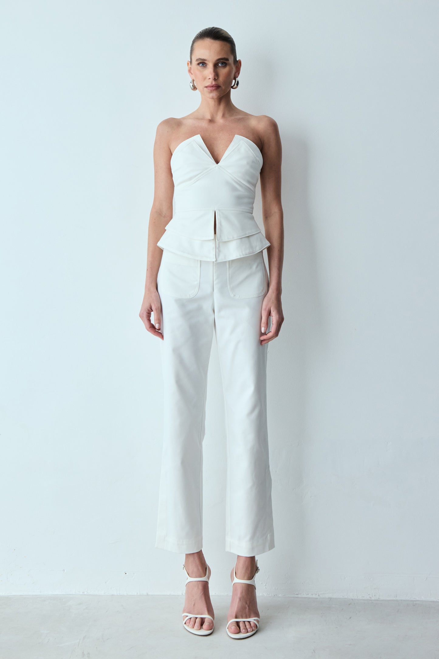 CROPPED TOMARA QUE CAIA ESTRUTURADO RECORTE BUSTO E BARRA OFF WHITE