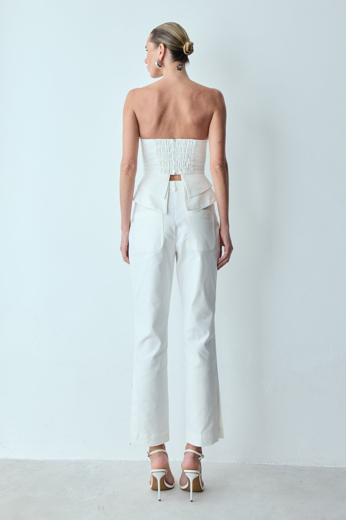 CALCA RETA BOLSOS FRONTAIS E ABERTURA BARRA OFF WHITE