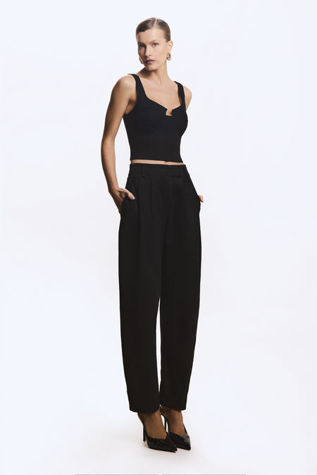 CALCA BAGGY ESTRUTURADA COM PREGAS FRONTAL PRETO
