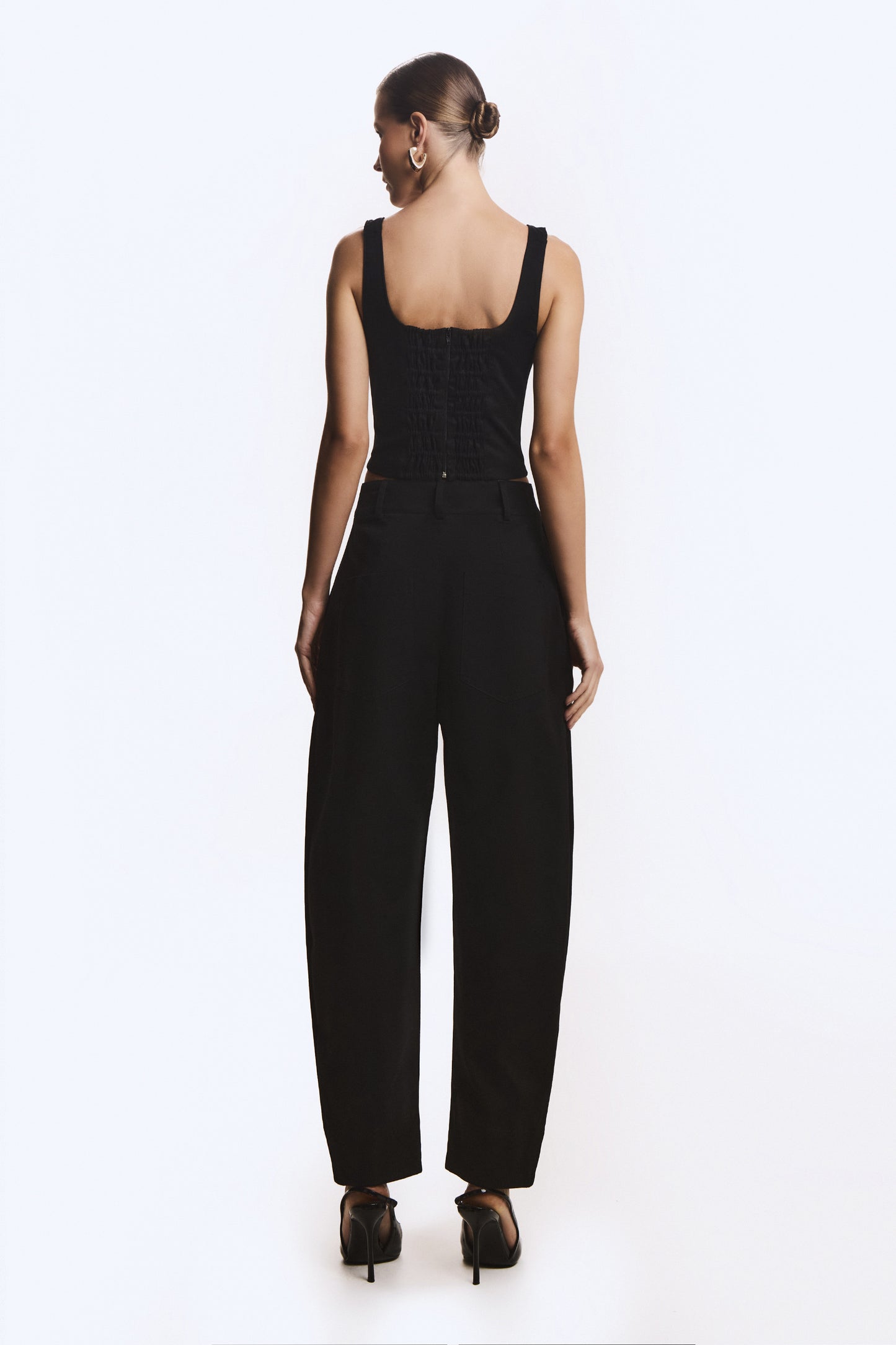 CALCA BAGGY ESTRUTURADA COM PREGAS FRONTAL PRETO