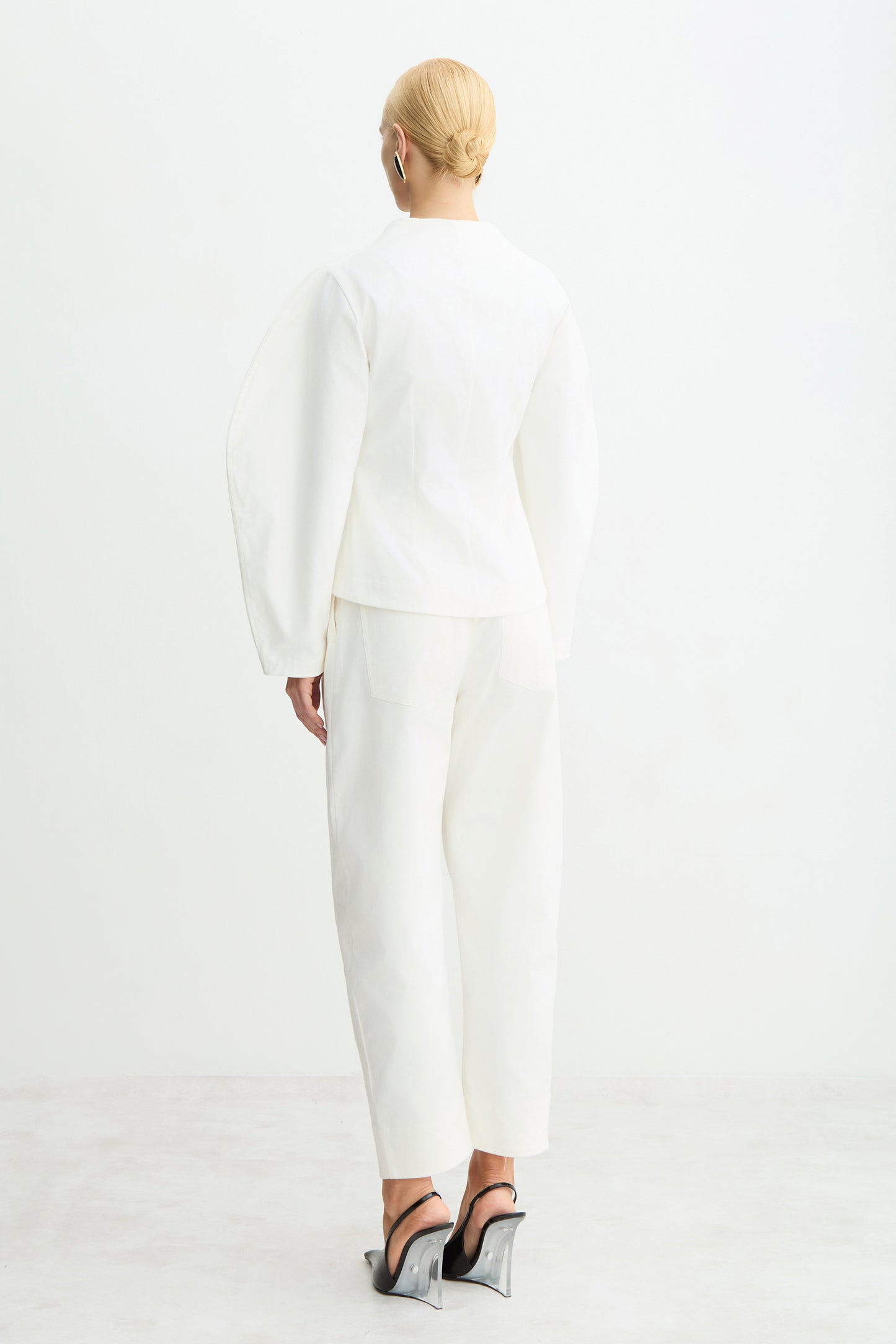 CALCA BAGGY ESTRUTURADA COM PREGAS FRONTAL OFF WHITE