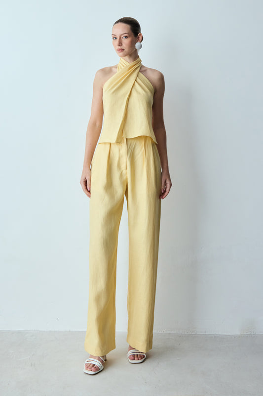 CALÇA RETA CINTURA ALTA COM PREGA FRONTAL AMARELO MANTEIGA