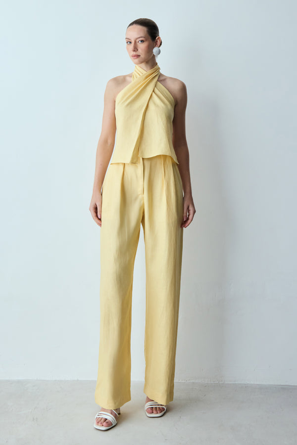 BLUSA TORÇÃO HALTER EM LINHO AMARELO MANTEIGA