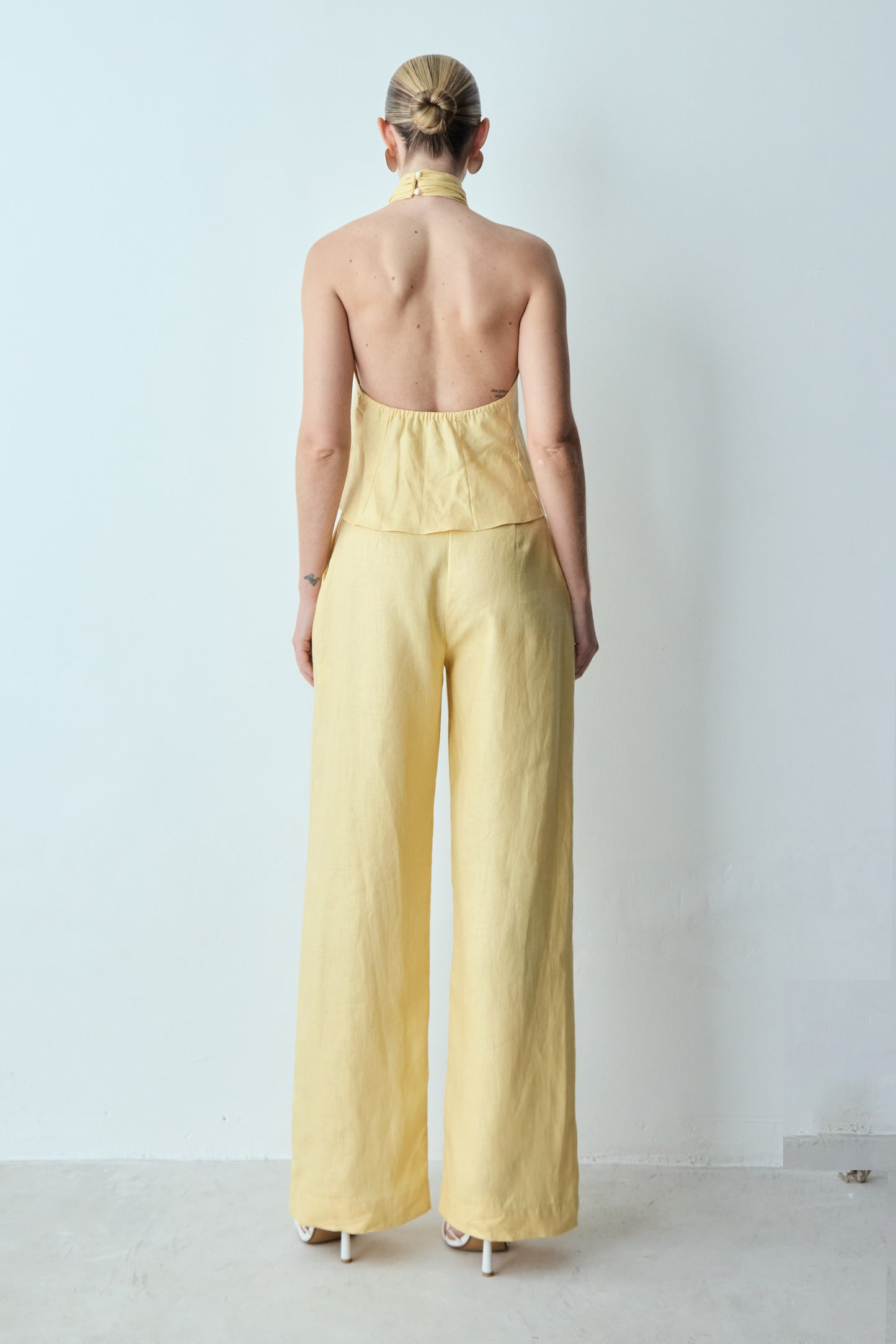 CALÇA RETA CINTURA ALTA COM PREGA FRONTAL AMARELO MANTEIGA