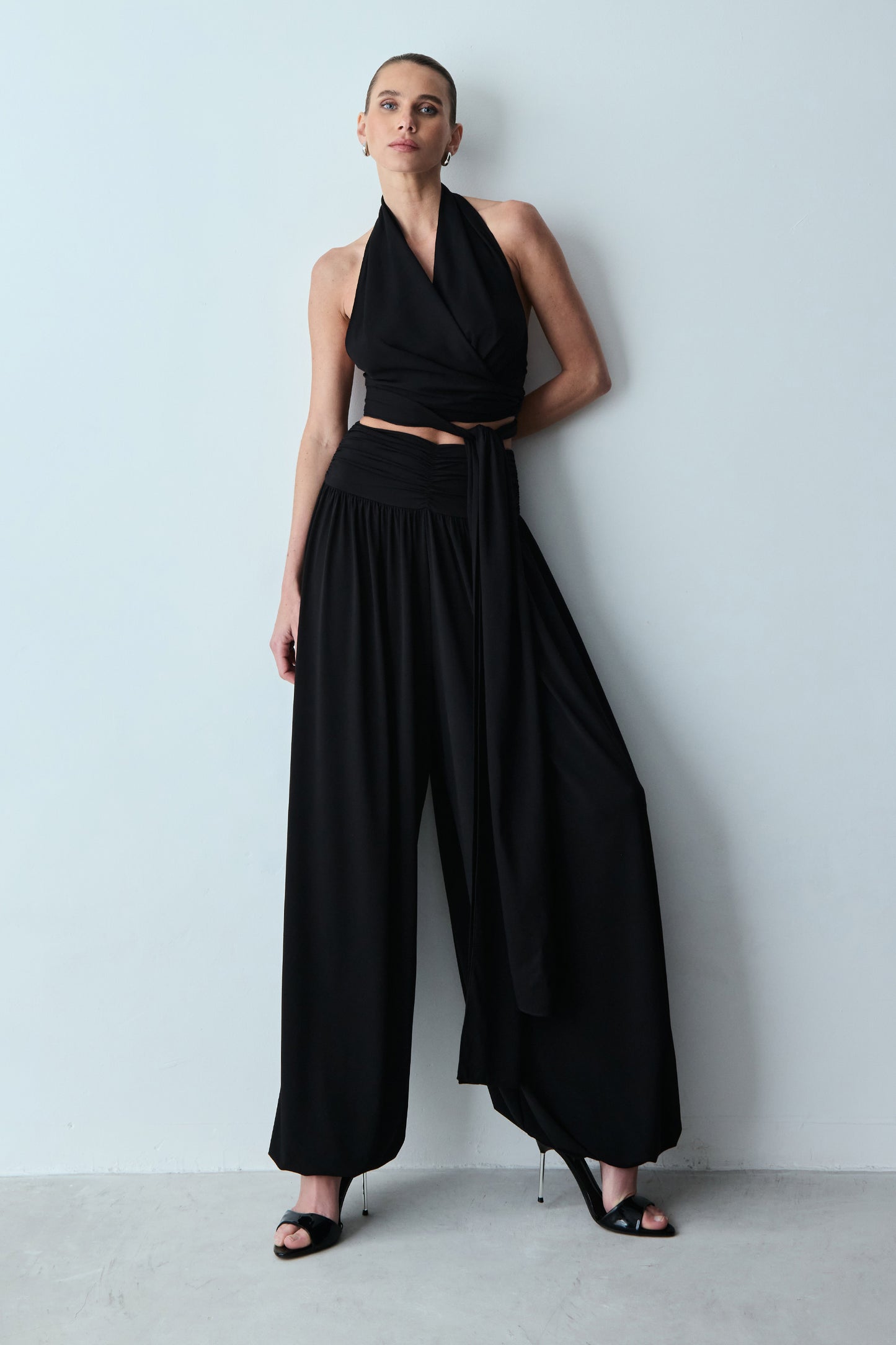 CALCA JOGGER FLUIDA COM COS FRANZIDO BARRA AJUSTADA PRETO