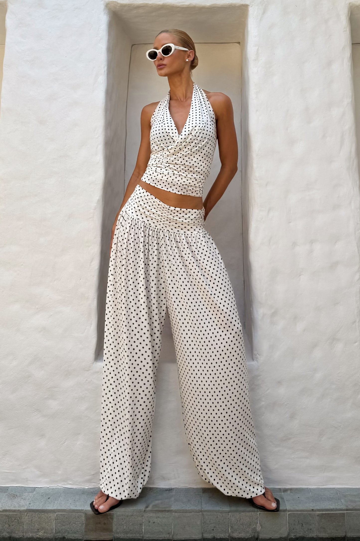CALCA JOGGER FLUIDA COM COS FRANZIDO BARRA AJUSTADA BRANCO COM PRETO