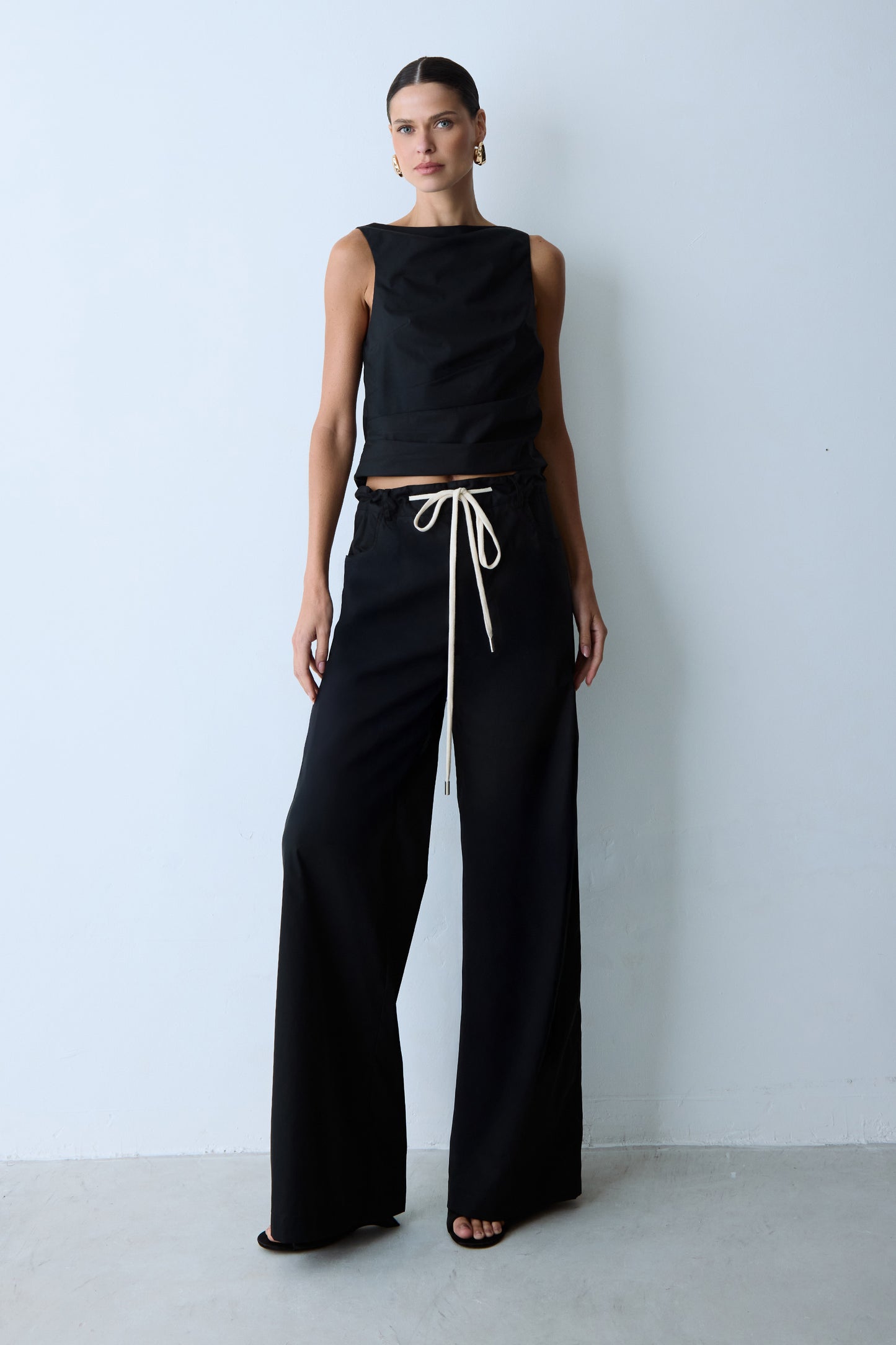 BLUSA SEM MANGA COM PREGAS FRONTAIS PRETO
