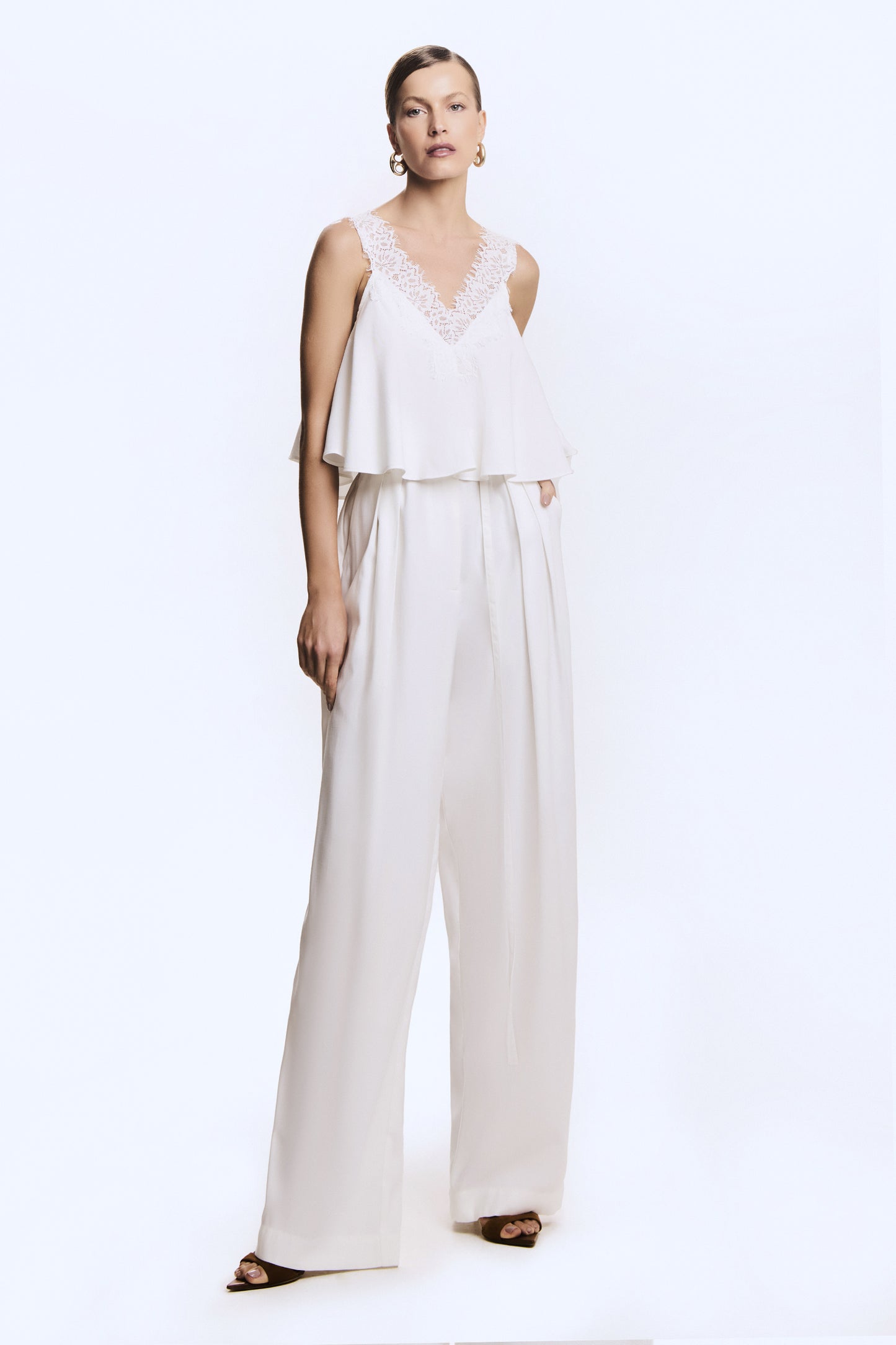 CALCA RETA COM PREGAS FRONTAL E FAIXA COM FIVELA OFF WHITE