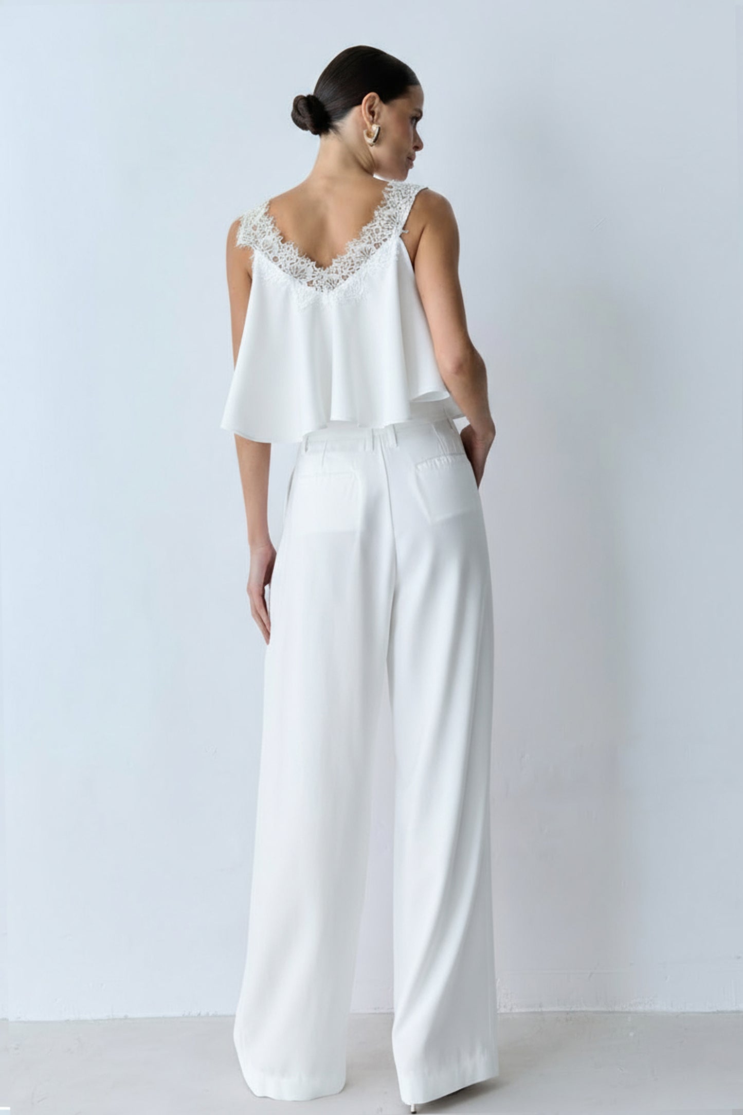 CALCA RETA COM PREGAS FRONTAL E FAIXA COM FIVELA OFF WHITE