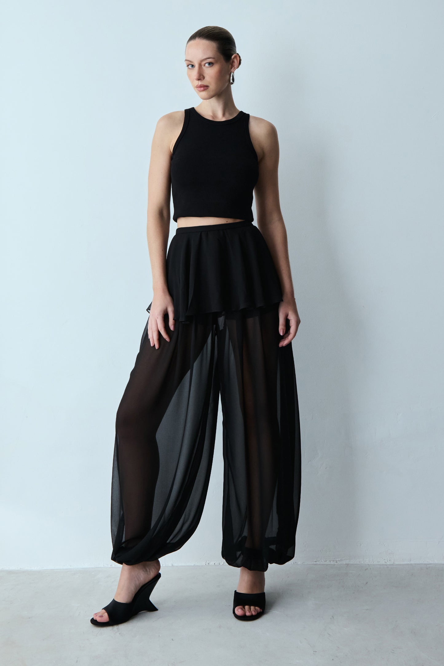 CALÇA BALONÊ COM SAIA SOBREPOSTA PRETO