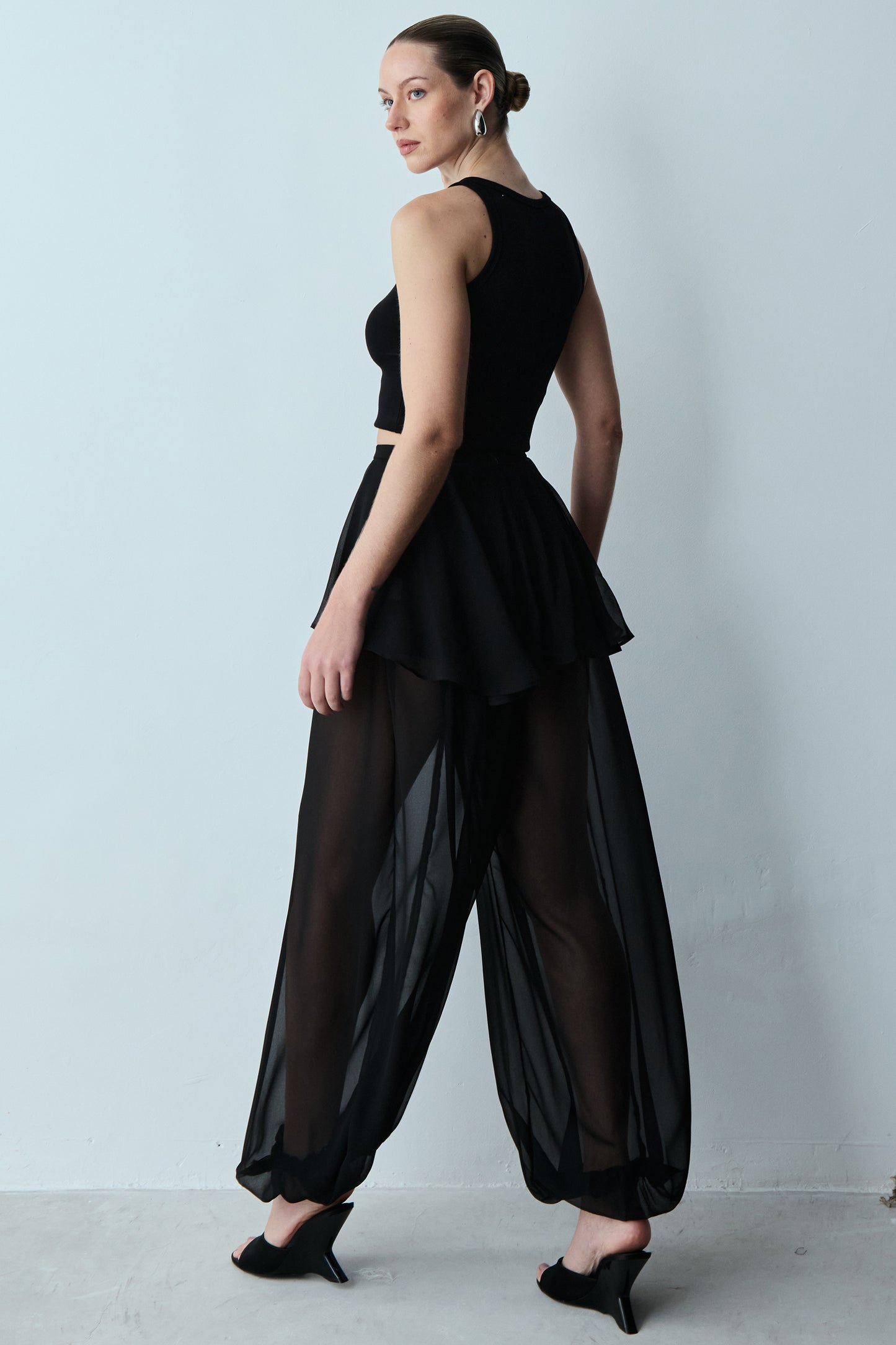 CALÇA BALONÊ COM SAIA SOBREPOSTA PRETO
