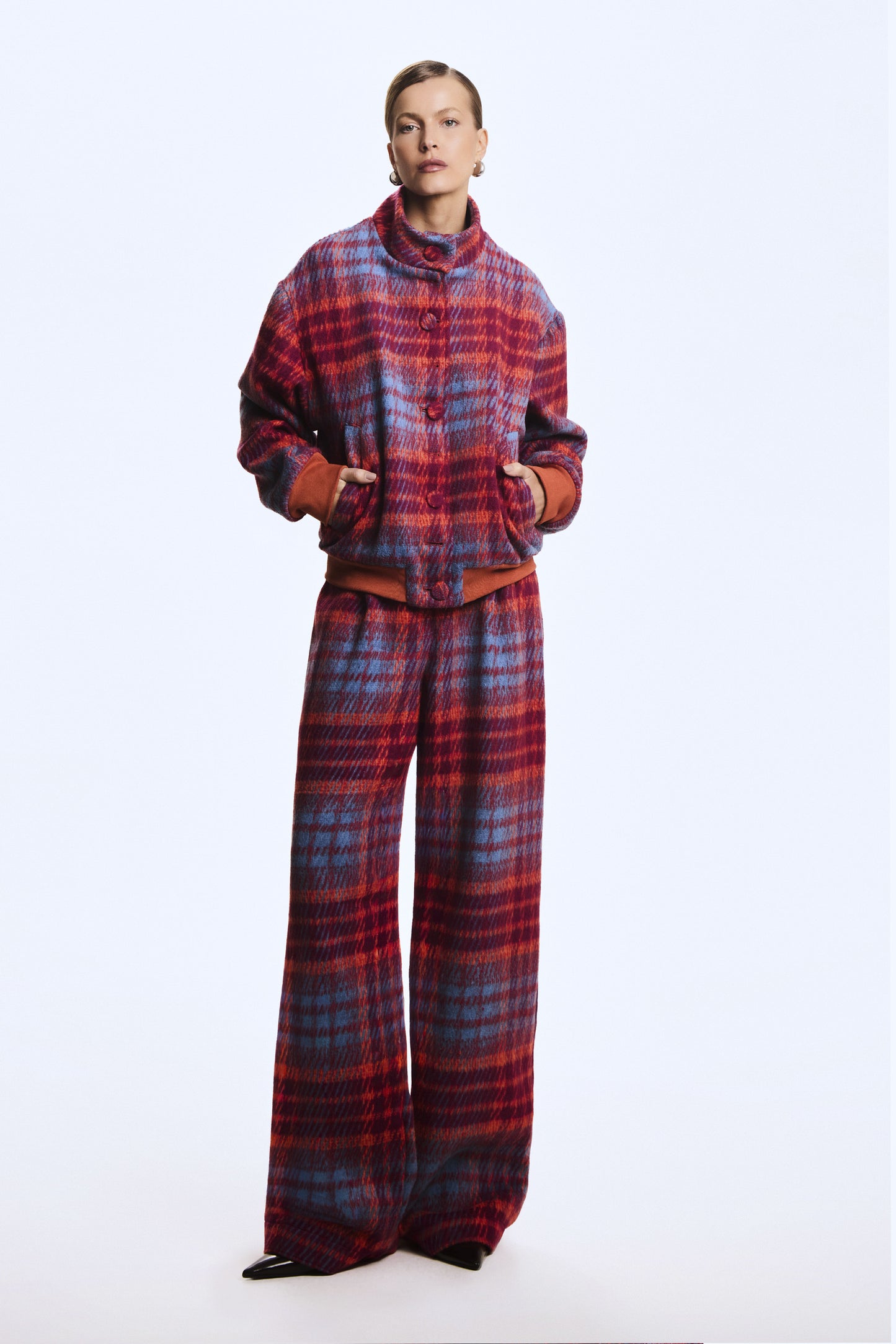 CALCA RETA XADREZ COM PREGAS FRONTAIS VERMELHO