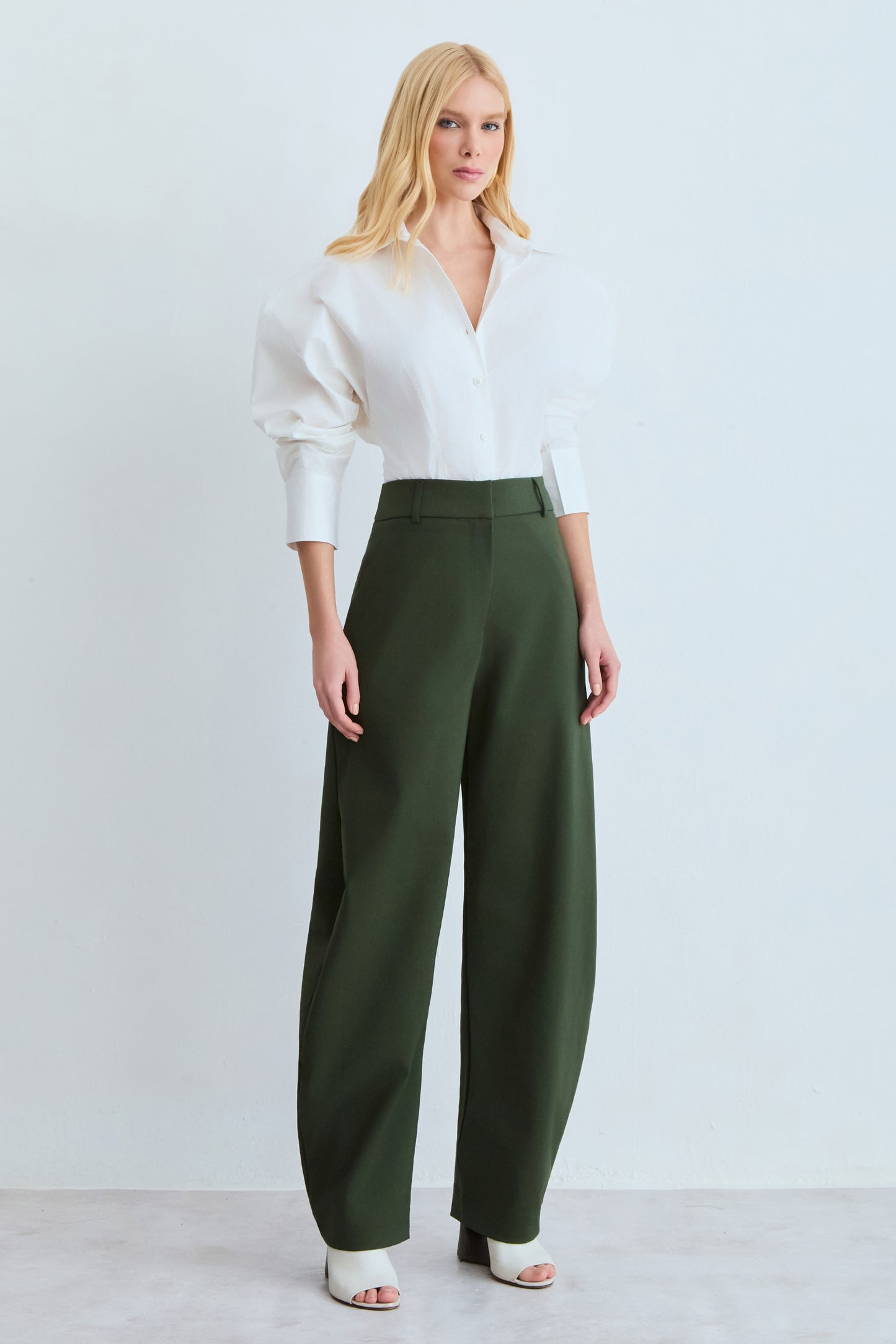 CALCA BAGGY ALFAIATARIA COM BOLSOS COSTAS VERDE ESCURO