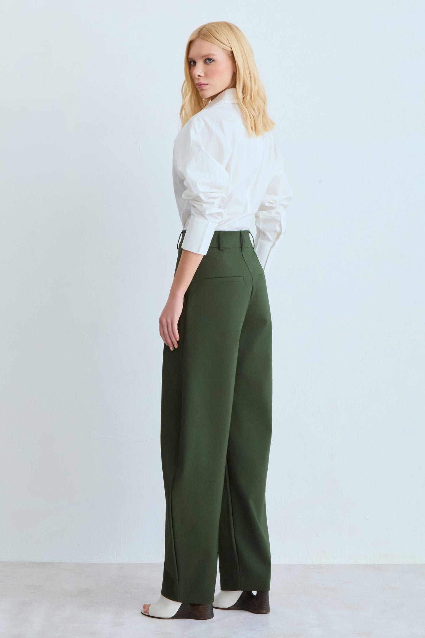 CALCA BAGGY ALFAIATARIA COM BOLSOS COSTAS VERDE ESCURO