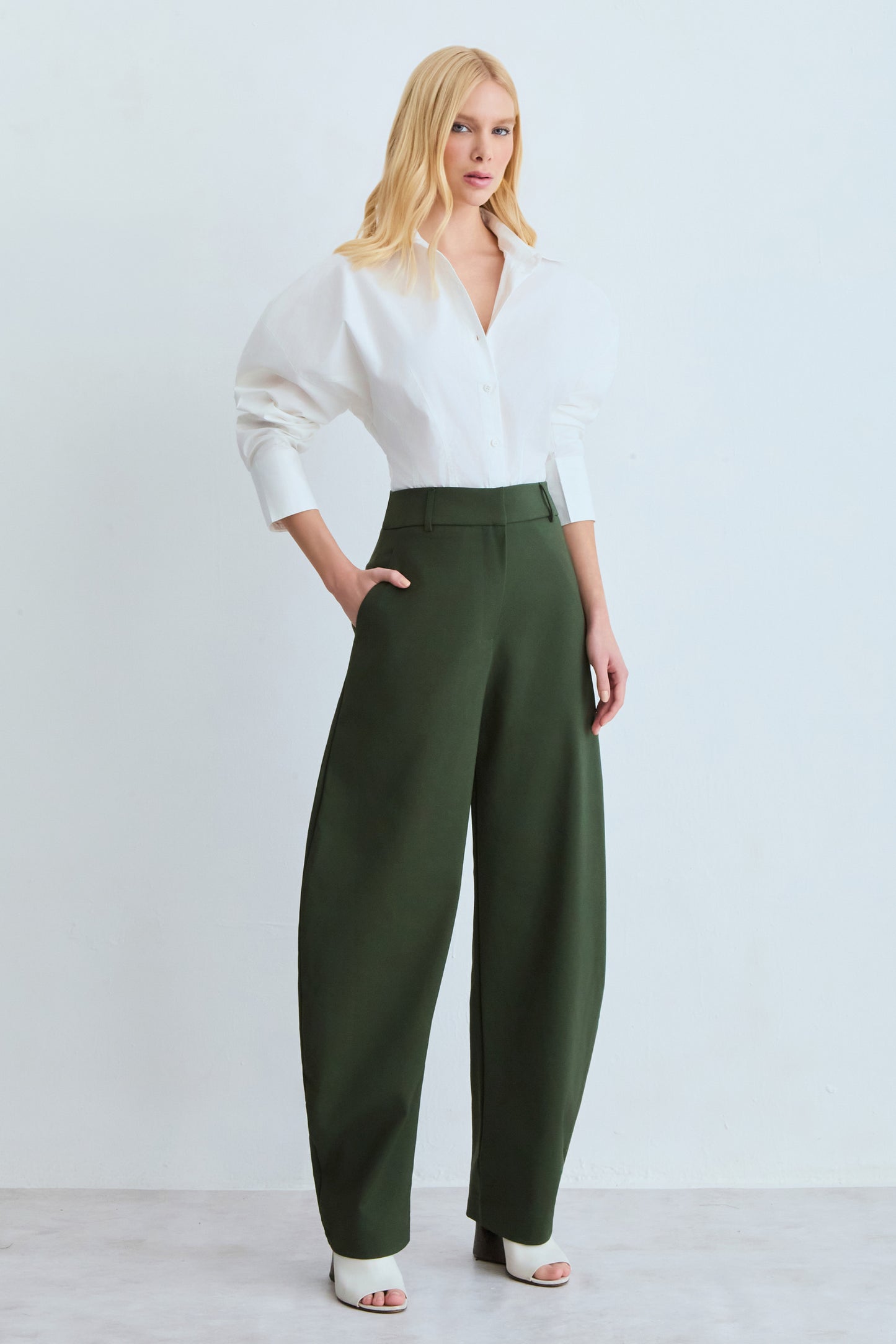 CALCA BAGGY ALFAIATARIA COM BOLSOS COSTAS VERDE ESCURO