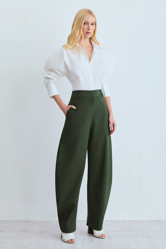 CALCA BAGGY ALFAIATARIA COM BOLSOS COSTAS VERDE ESCURO